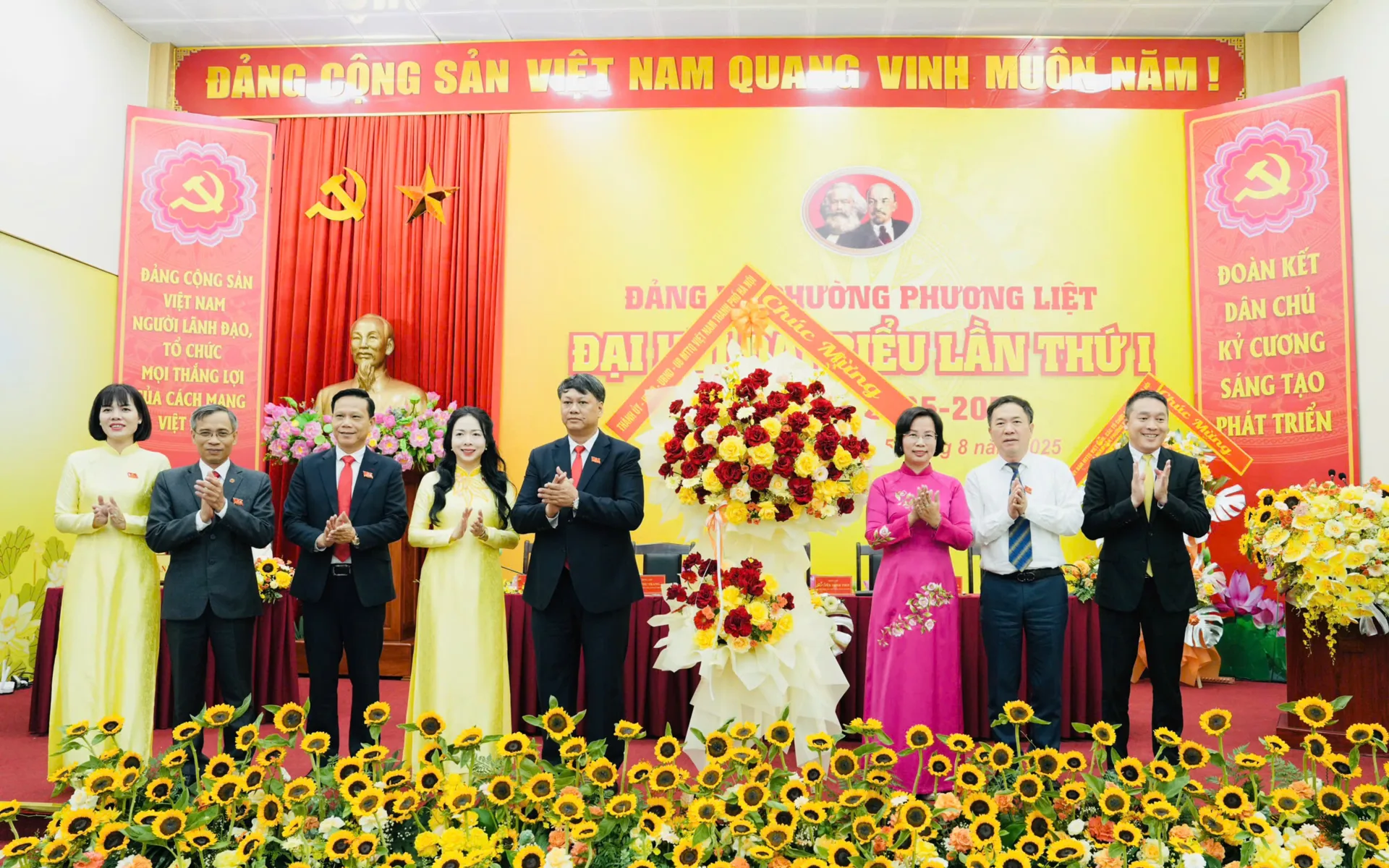 Ủy viên Ban Thường vụ Thành ủy, Bí thư Đảng ủy, Chủ tịch HĐND phường Thanh Xuân Bùi Huyền Mai tặng hoa chúc mừng Đại hội