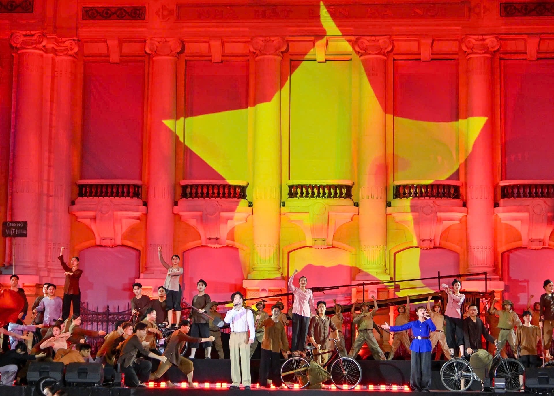 Nhấn vào ảnh để phóng to Hà Nội - Từ mùa thu lịch sử 1945: Bản hùng ca 80 năm vang vọng giữa Quảng trường Cách mạng Tháng Tám- Ảnh 4.