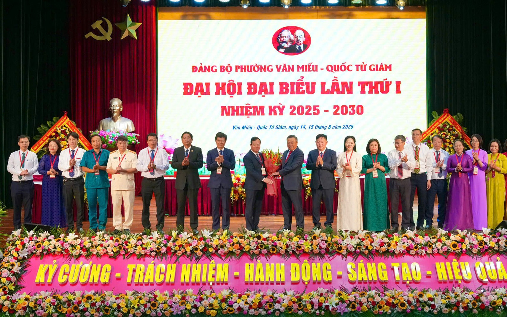Chủ tịch UBND thành phố Hà Nội Trần Sỹ Thanh tặng hoa Ban Chấp hành Đảng bộ phường Văn Miếu - Quốc Giám khóa I