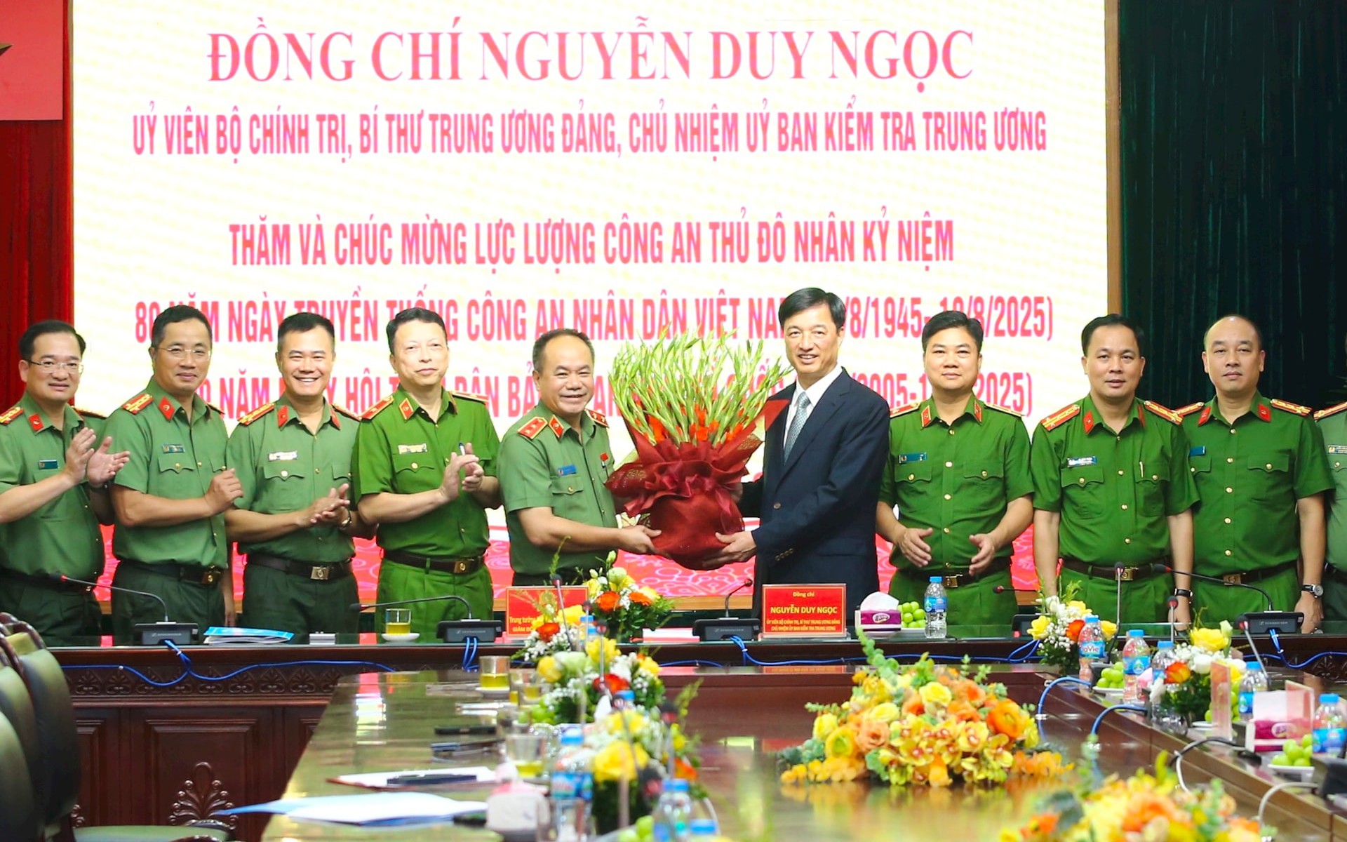 Chủ nhiệm Ủy ban Kiểm tra Trung ương Nguyễn Duy Ngọc chúc mừng Công an thành phố Hà Nội