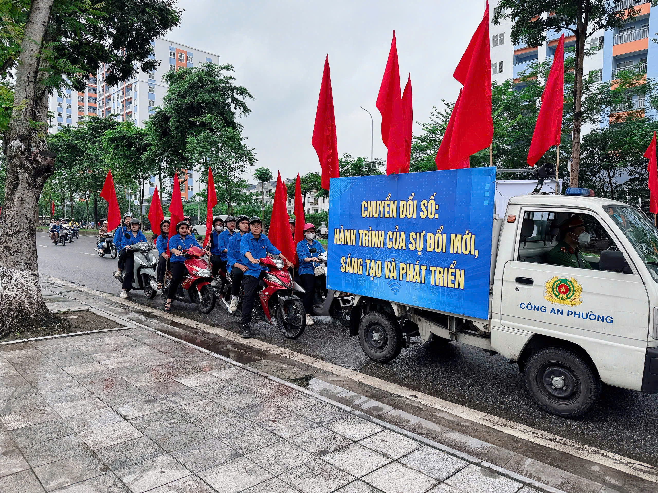 វួដ Tuong Mai៖ នាំមកនូវការបំប្លែងឌីជីថលដល់ក្រុមលំនៅដ្ឋាននីមួយៗ - រូបថត ៤. Phường Tương Mai: Đưa chuyển đổi số đến với từng Tổ dân phố- Ảnh 4.