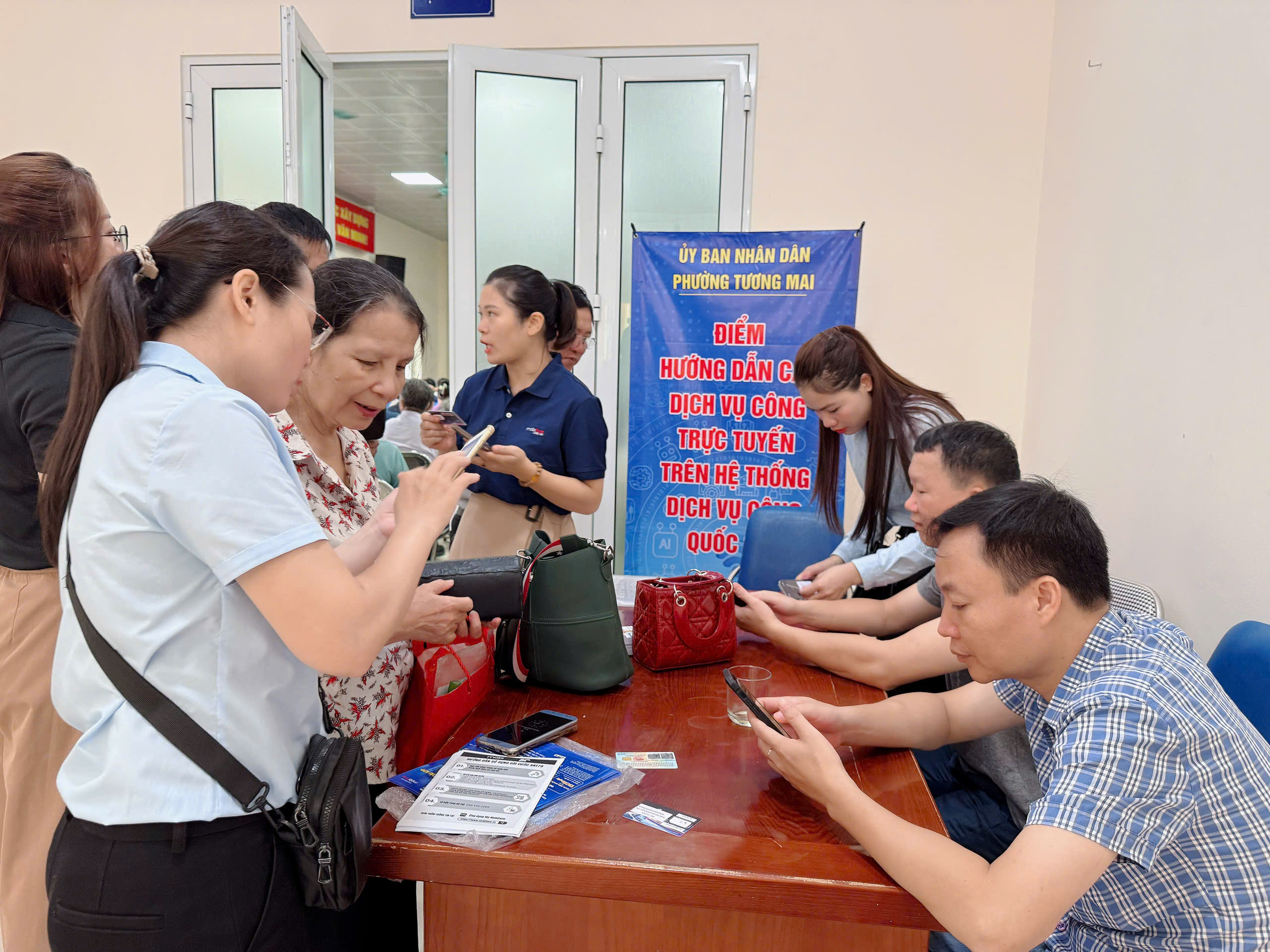 វួដ Tuong Mai៖ នាំយកការផ្លាស់ប្តូរឌីជីថលដល់ក្រុមលំនៅដ្ឋាននីមួយៗ - រូបថត ៣. Phường Tương Mai: Đưa chuyển đổi số đến với từng Tổ dân phố- Ảnh 3.