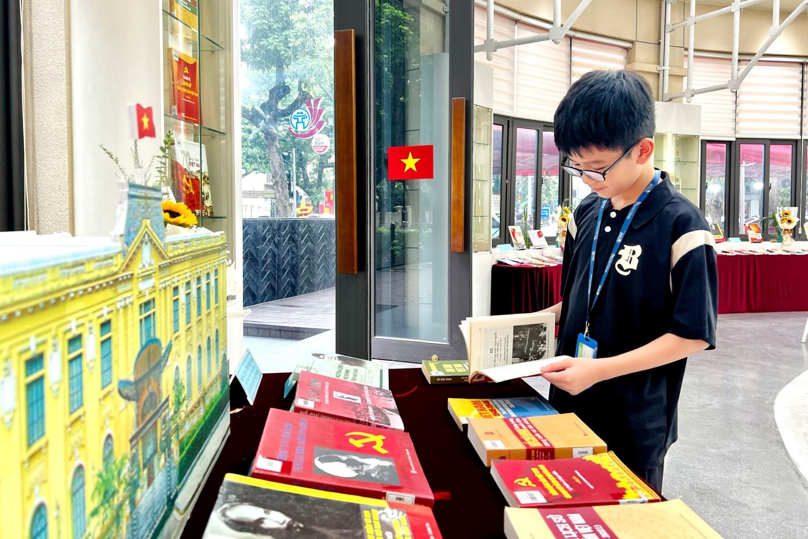 Trưng bày sách, báo “Việt Nam - 80 năm hành trình độc lập, tự do, hạnh phúc”- Ảnh 2.