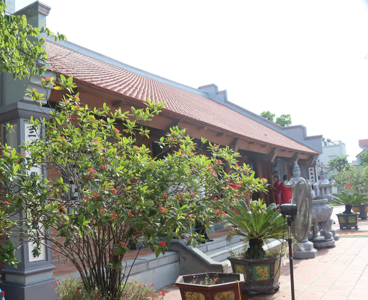 ភ្ជាប់ផ្លាកសញ្ញាផ្ទះសហគមន៍ Co Che ឃុំ Dai Xuyen - រូបថត ២. Gắn biển đình làng Cổ Chế xã Đại Xuyên- Ảnh 2.