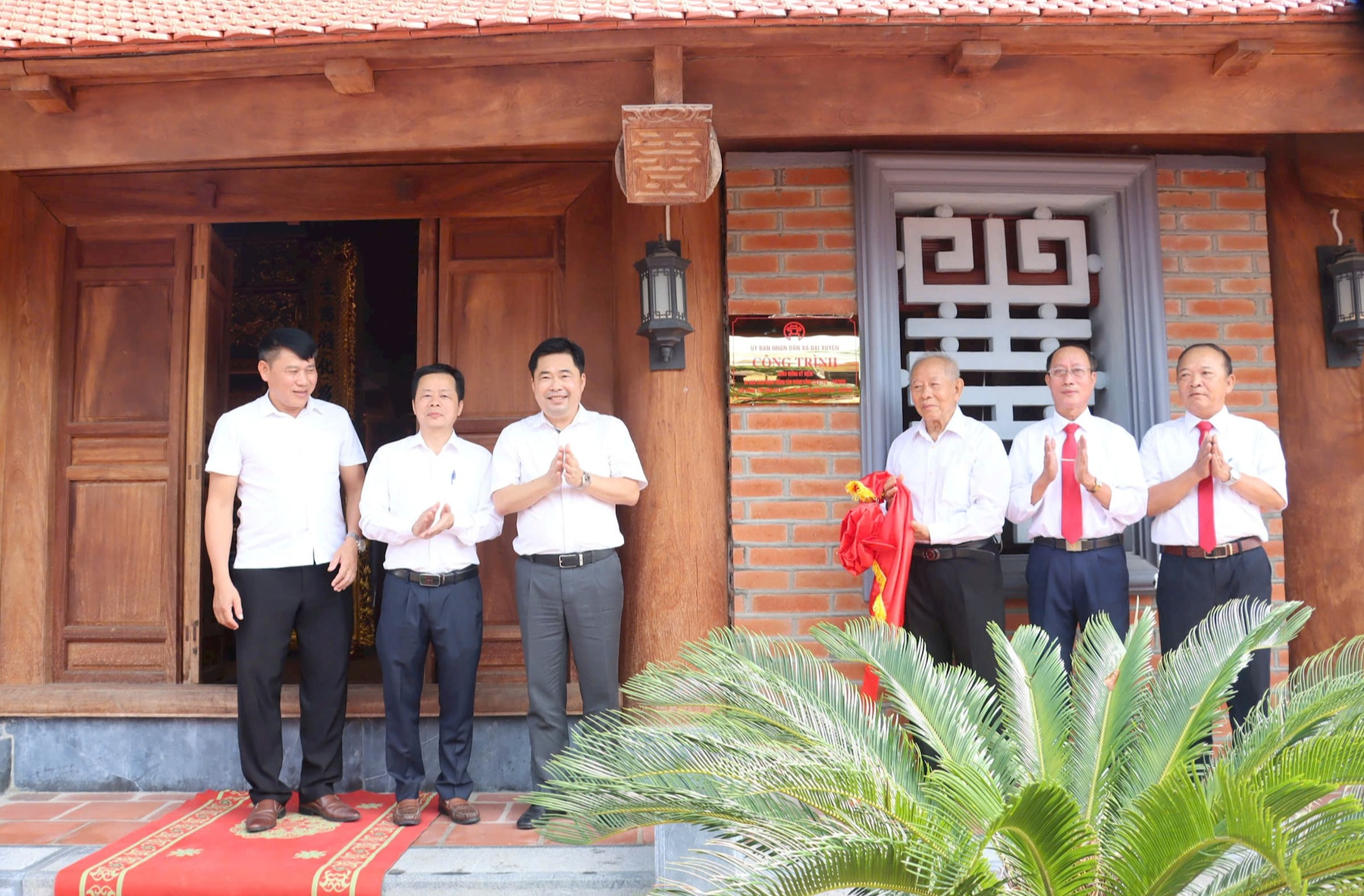 ភ្ជាប់ផ្លាកសញ្ញាផ្ទះសហគមន៍ Co Che ឃុំ Dai Xuyen - រូបថត ១. Gắn biển đình làng Cổ Chế xã Đại Xuyên- Ảnh 1.