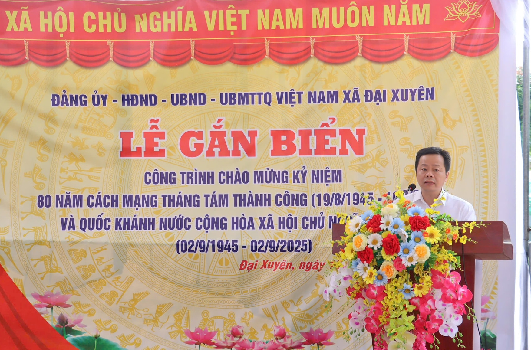 ភ្ជាប់ផ្លាកសញ្ញាផ្ទះសហគមន៍ Co Che ឃុំ Dai Xuyen - រូបថត ៣. Gắn biển đình làng Cổ Chế xã Đại Xuyên- Ảnh 3.