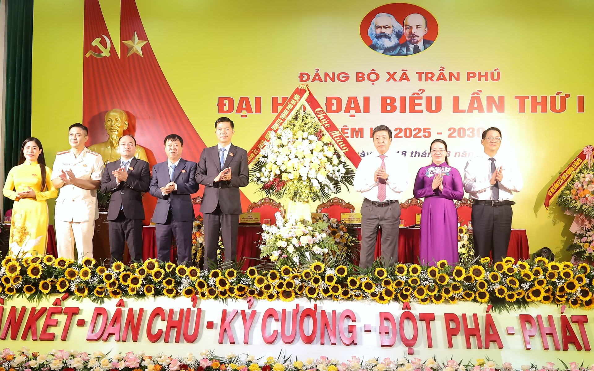 Lãnh đạo Thành phố tặng hoa chúc mừng Đại hội