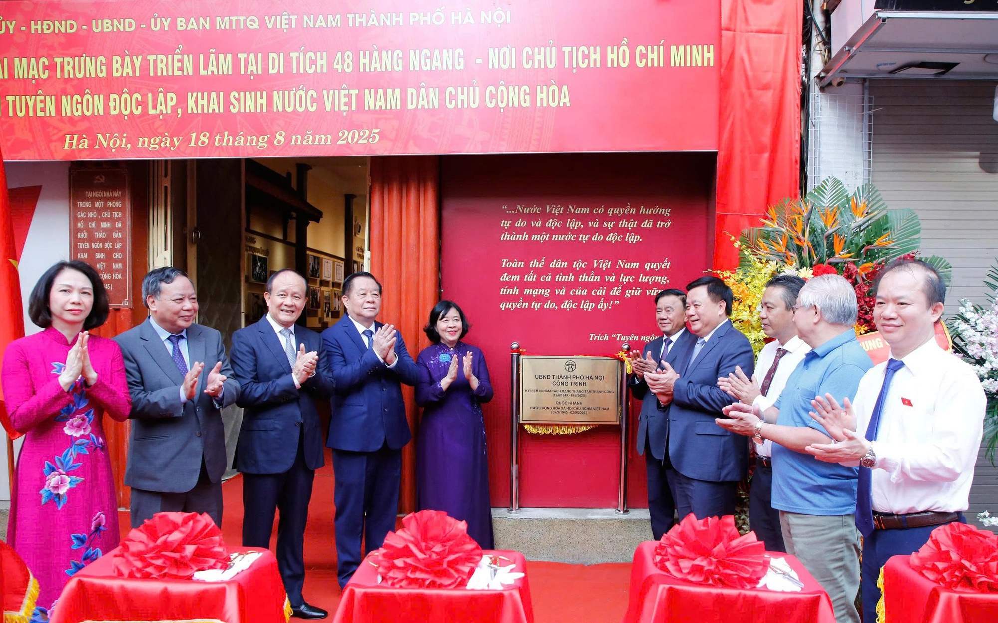 Các đại biểu Trung ương và Thành phố thực hiện nghi thức gắn biển công trình