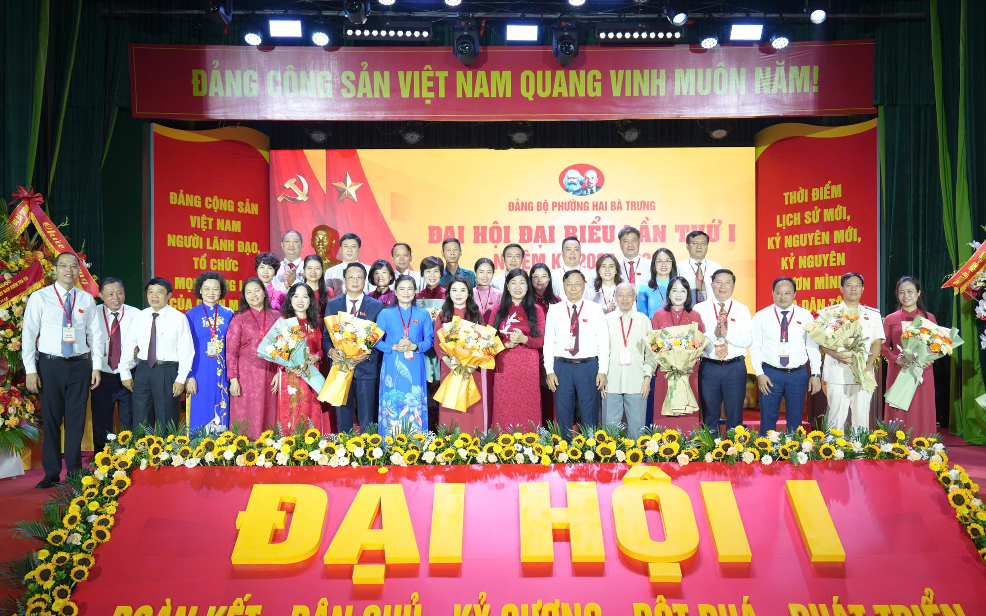 Chủ tịch Ủy ban MTTQ Việt Nam Thành phố Nguyễn Lan Hương tặng hoa chúc mừng Ban Chấp hành Đảng bộ phường Hai Bà Trưng khóa I, nhiệm kỳ 2025-2030