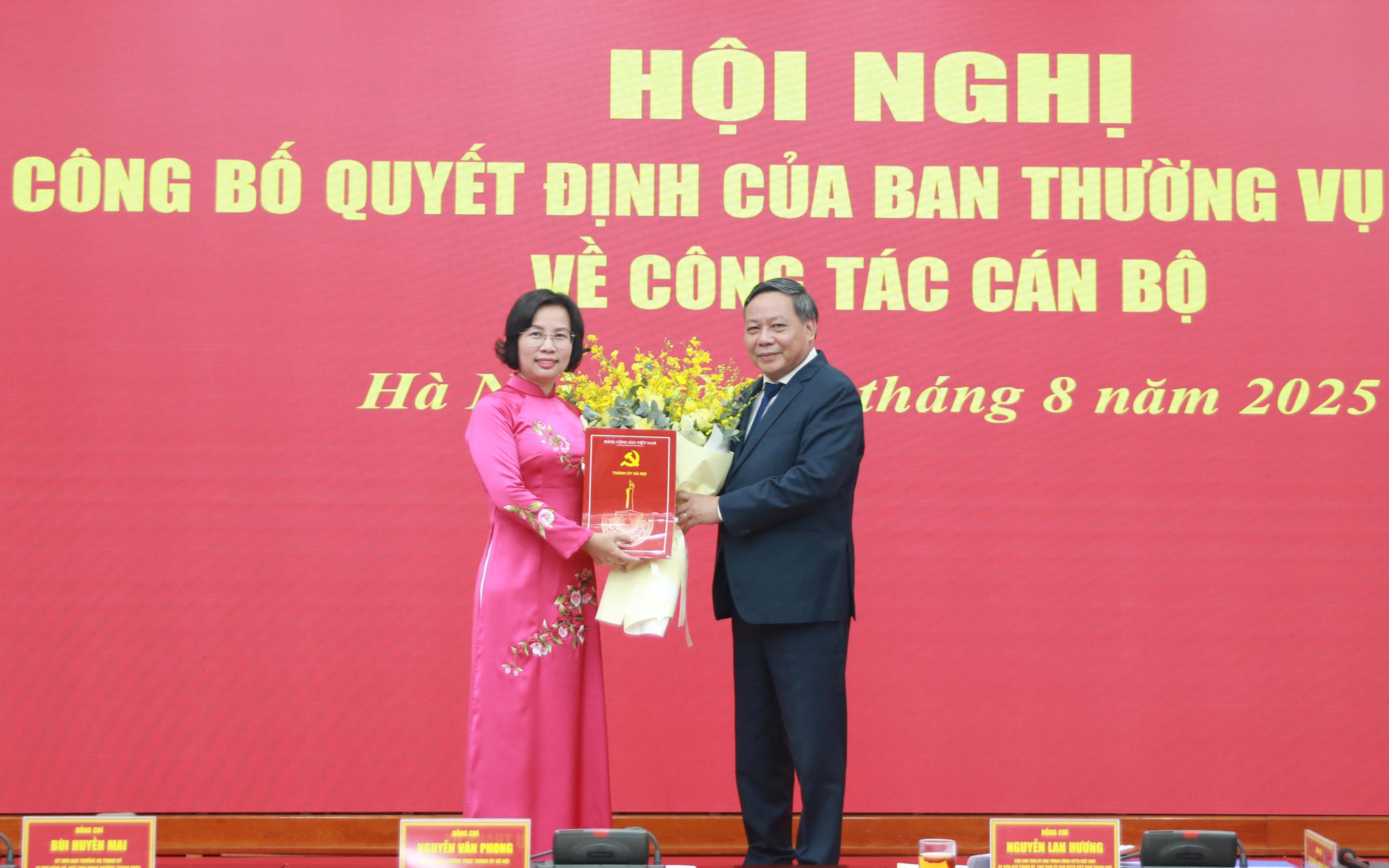 Phó Bí thư Thường trực Thành ủy Nguyễn Văn Phong trao quyết định, tặng hoa chúc mừng đồng chí Bùi Huyền Mai