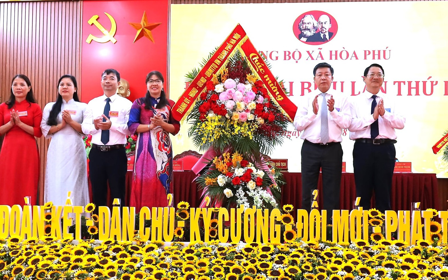 Phó Chủ tịch UBND thành phố Hà Nội Dương Đức Tuấn tặng hoa chúc mừng Đại hội 