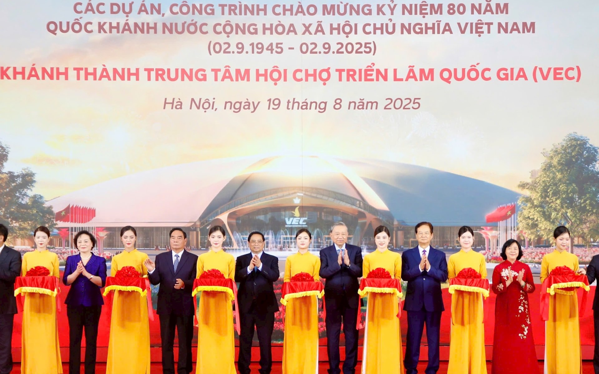 Tổng Bí thư Tô Lâm, Thủ tướng Chính phủ Phạm Minh Chính cùng các đồng chí lãnh đạo Trung ương và Hà Nội bấm nút khánh thành Trung tâm Hội chợ triển lãm quốc gia