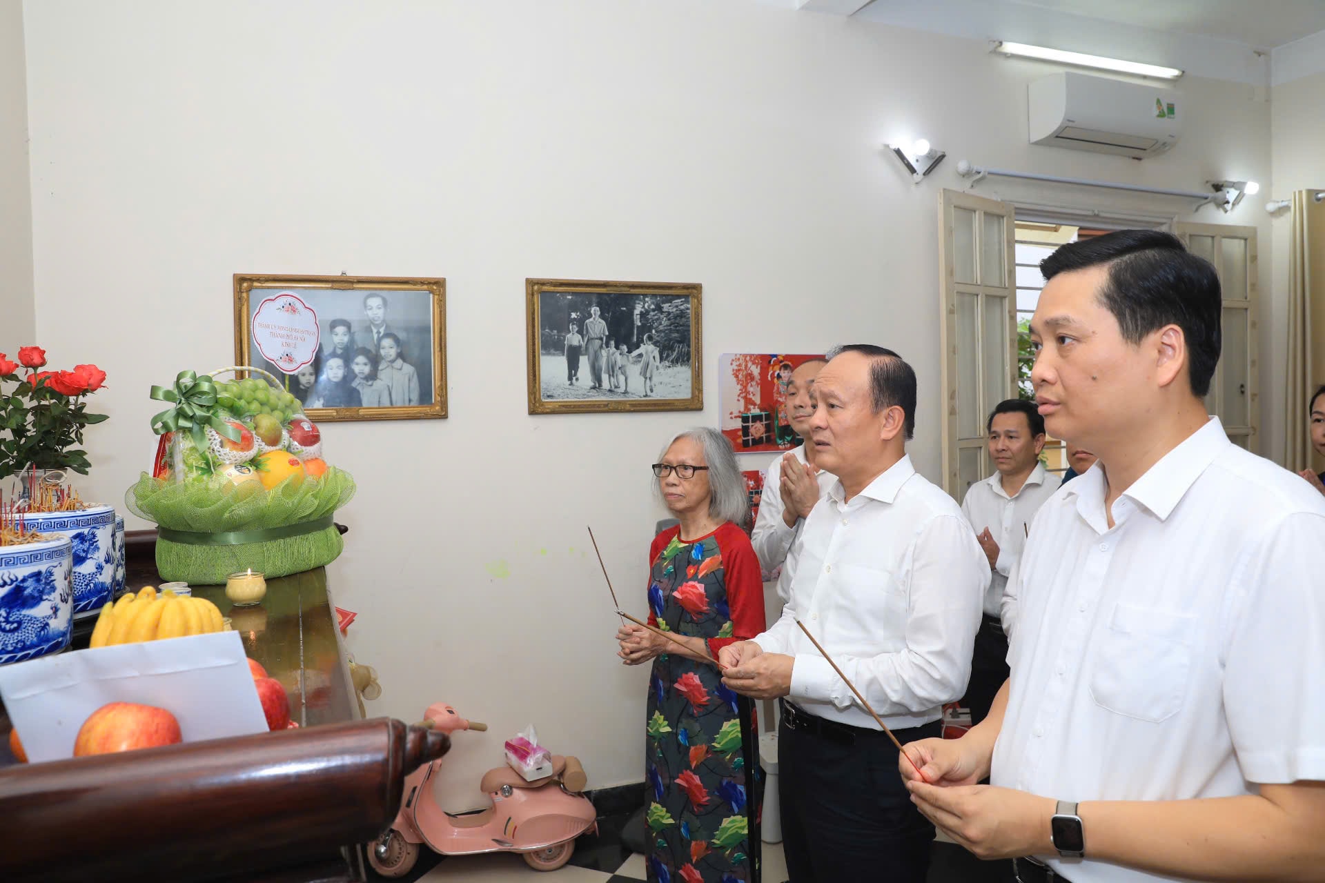 Chủ tịch HĐND thành phố Hà Nội Nguyễn Ngọc Tuấn thăm gia đình đồng chí Nguyễn Khang- Ảnh 1.