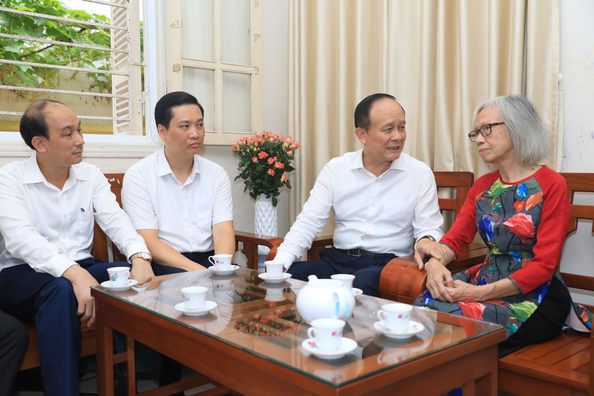 Chủ tịch HĐND thành phố Hà Nội Nguyễn Ngọc Tuấn thăm gia đình đồng chí Nguyễn Khang- Ảnh 2.