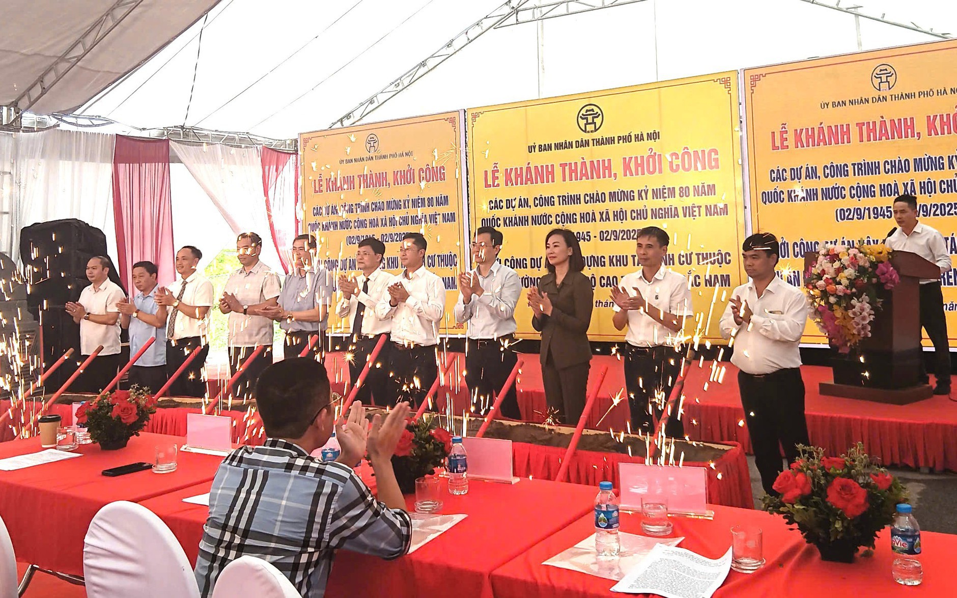Các đại biểu thực hiện nghi thức khởi công