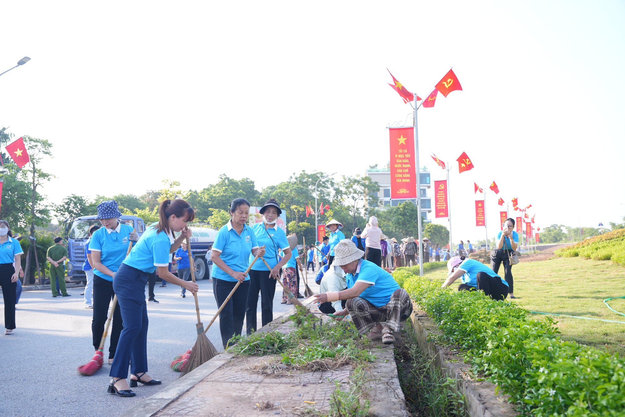 Xã Phù Đổng: Đưa việc làm sạch, đẹp môi trường sống thành việc làm thường xuyên- Ảnh 2.