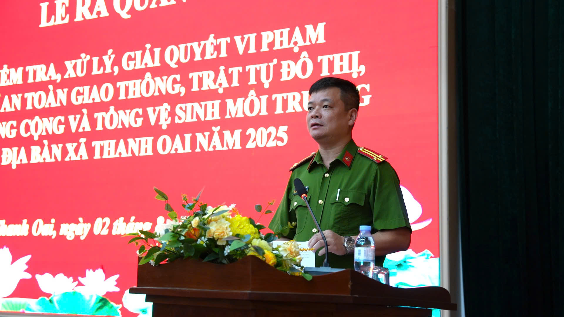 Xã Thanh Oai ra quân xử lý vi phạm an toàn giao thông, trật tự đô thị và vệ sinh môi trường- Ảnh 1.