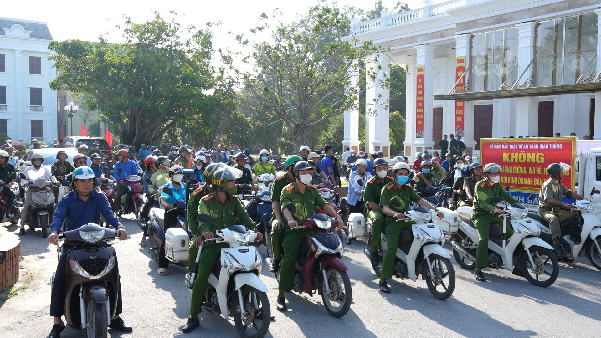 Xã Thanh Oai ra quân xử lý vi phạm an toàn giao thông, trật tự đô thị và vệ sinh môi trường- Ảnh 3.
