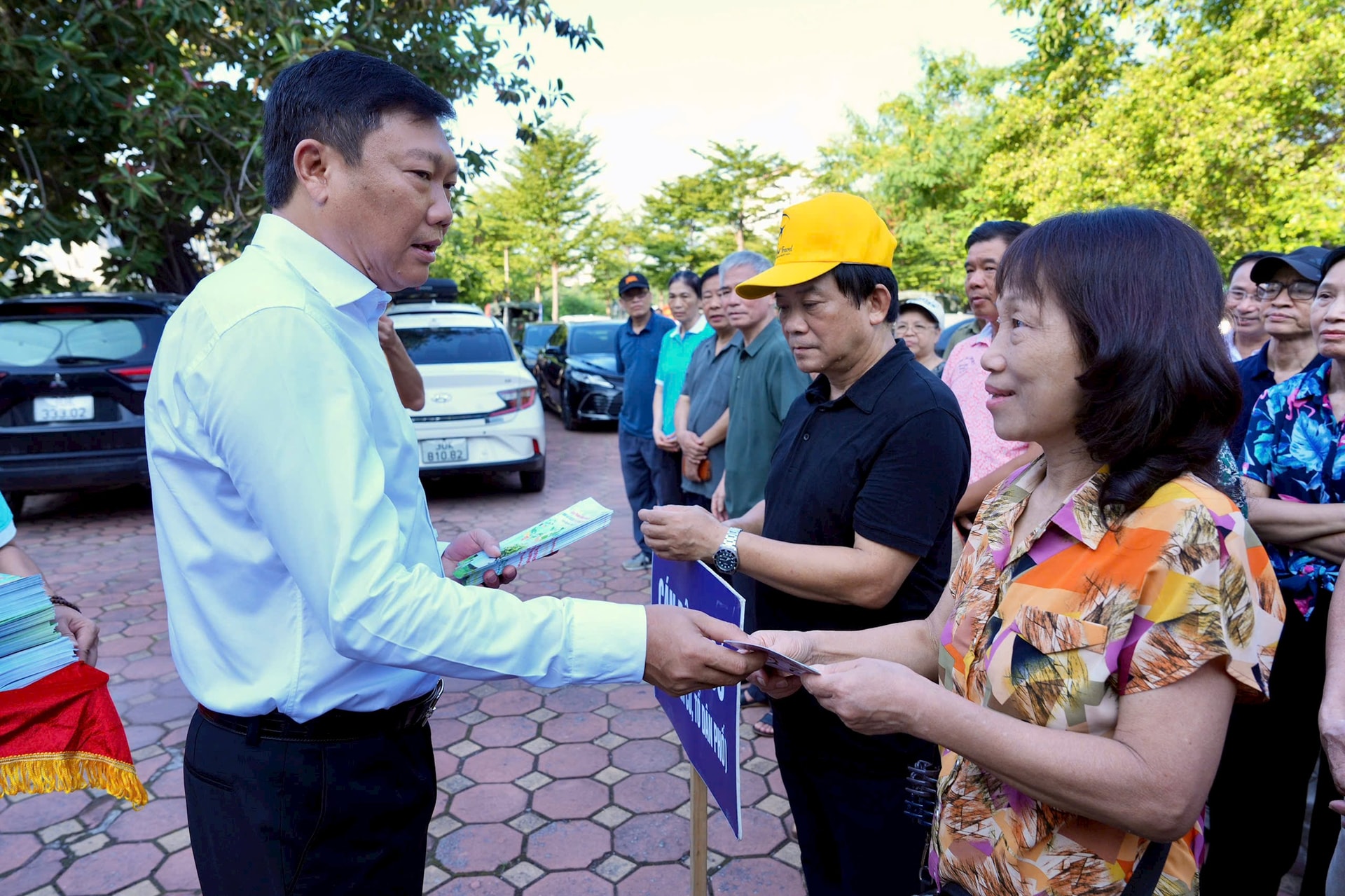 Các phường Giảng Võ, Ngọc Hà, Ba Đình đồng loạt ra quân tổng vệ sinh môi trường- Ảnh 1.