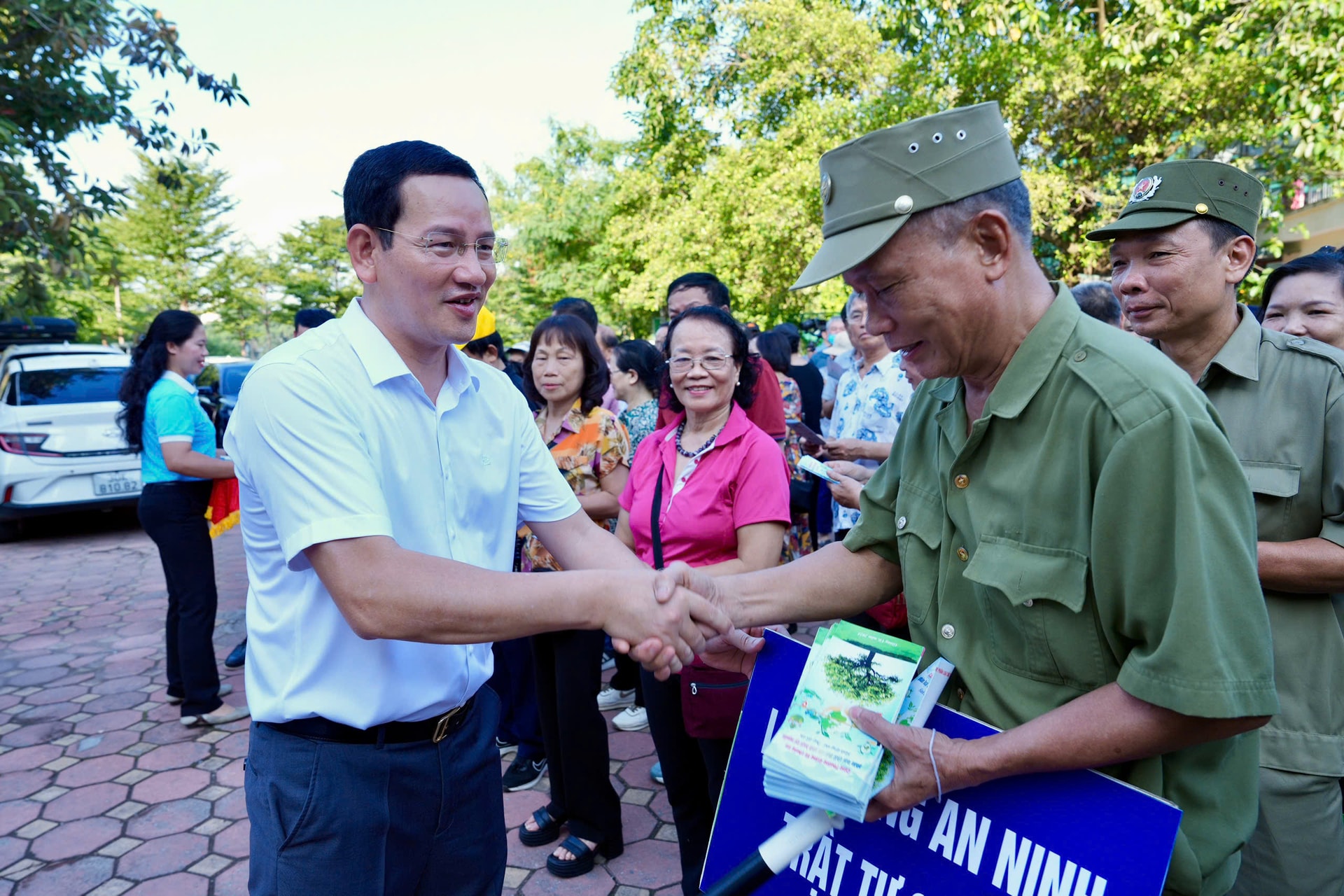 Các phường Giảng Võ, Ngọc Hà, Ba Đình đồng loạt ra quân tổng vệ sinh môi trường- Ảnh 2.