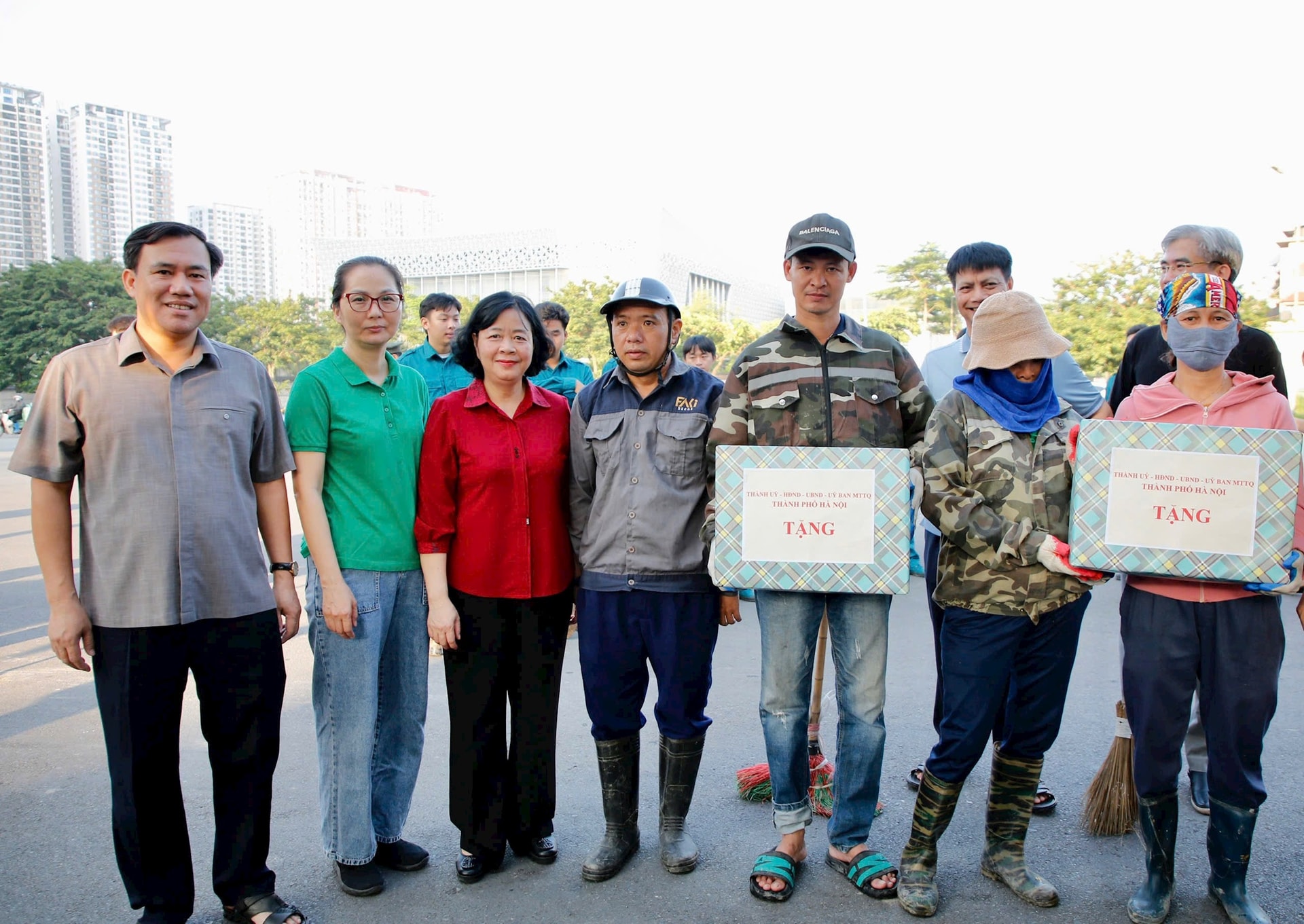 Bí thư Thành ủy Bùi Thị Minh Hoài tổng vệ sinh môi trường cùng nhân dân phường Xuân Đỉnh- Ảnh 2.