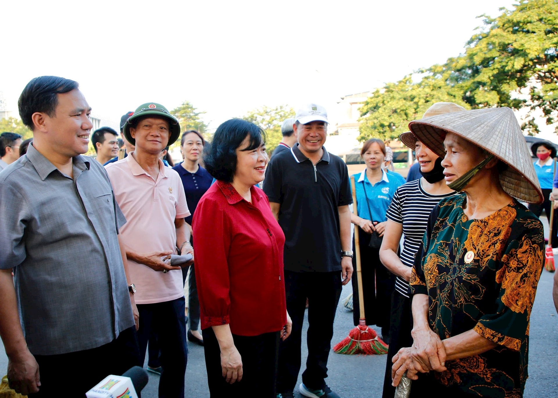 Bí thư Thành ủy Bùi Thị Minh Hoài tổng vệ sinh môi trường cùng nhân dân phường Xuân Đỉnh- Ảnh 3.