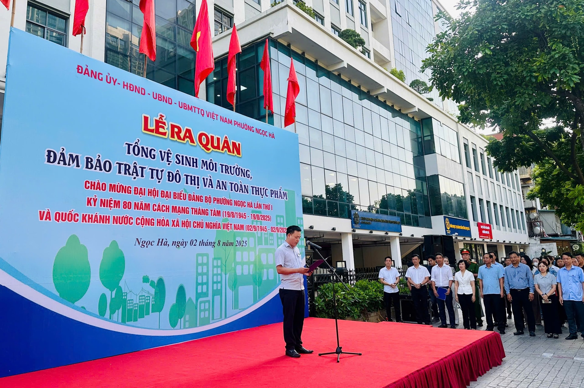 Các phường Giảng Võ, Ngọc Hà, Ba Đình đồng loạt ra quân tổng vệ sinh môi trường- Ảnh 4.