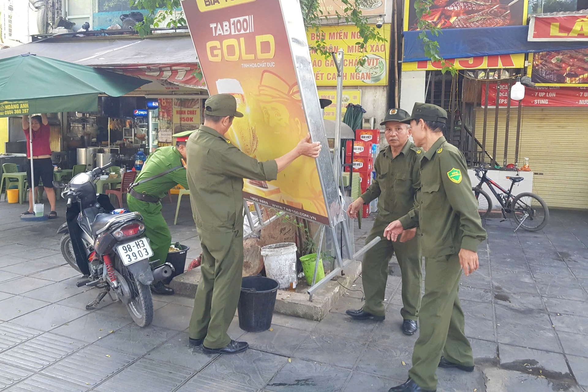 Các phường Giảng Võ, Ngọc Hà, Ba Đình đồng loạt ra quân tổng vệ sinh môi trường- Ảnh 6.
