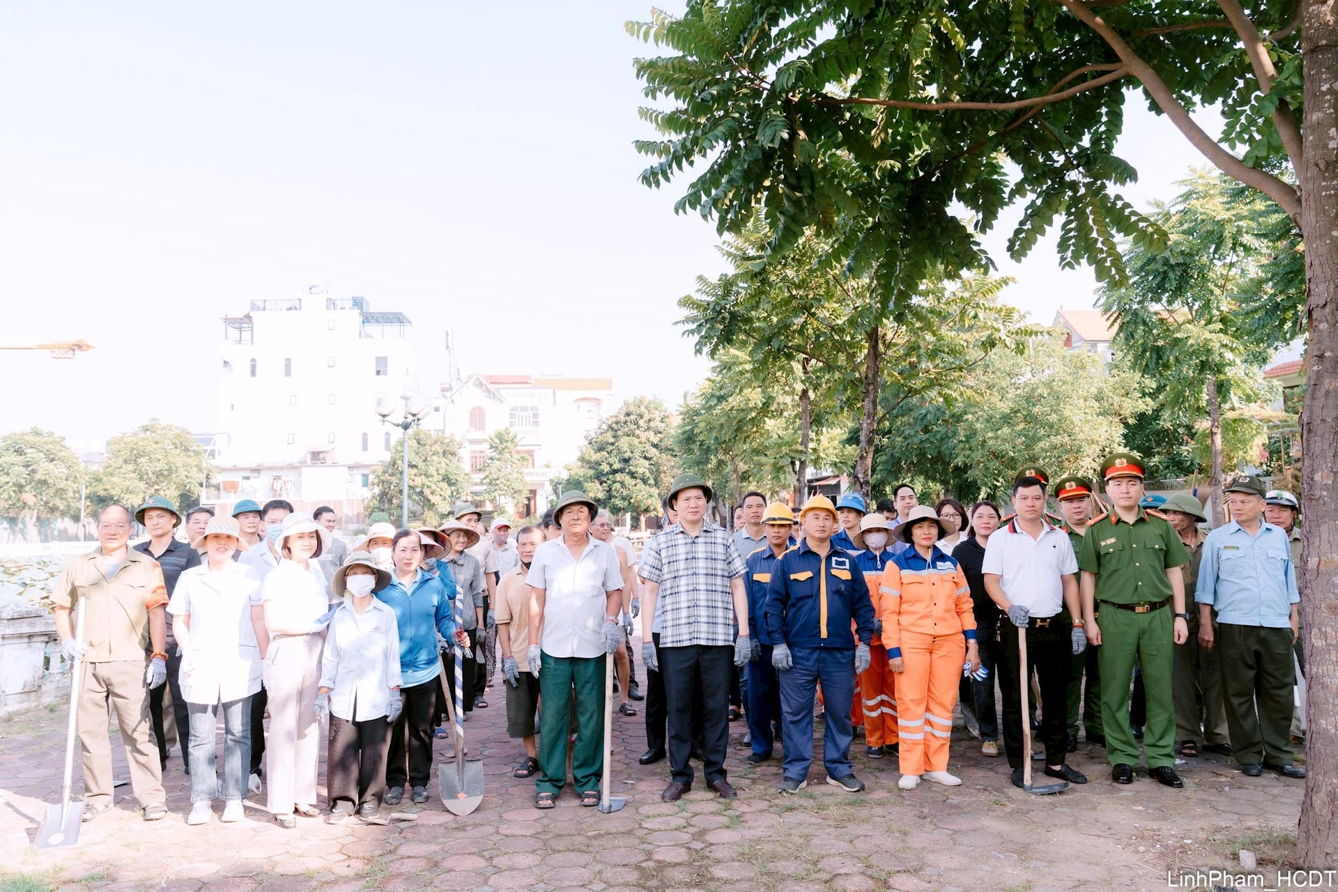 Cán bộ, nhân dân phường Phúc Lợi ra quân tổng vệ sinh môi trường- Ảnh 1.
