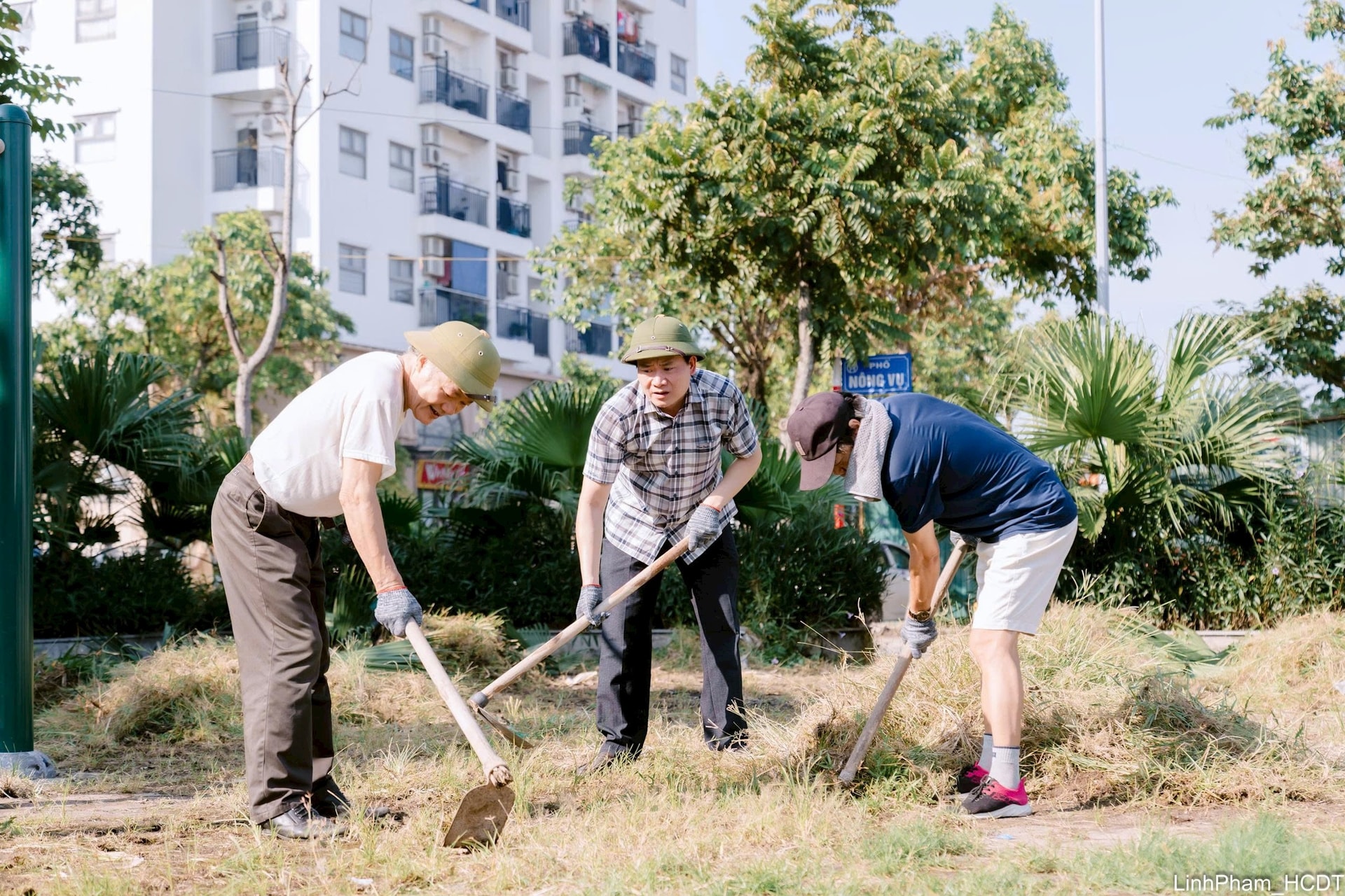 Cán bộ, nhân dân phường Phúc Lợi ra quân tổng vệ sinh môi trường- Ảnh 3.