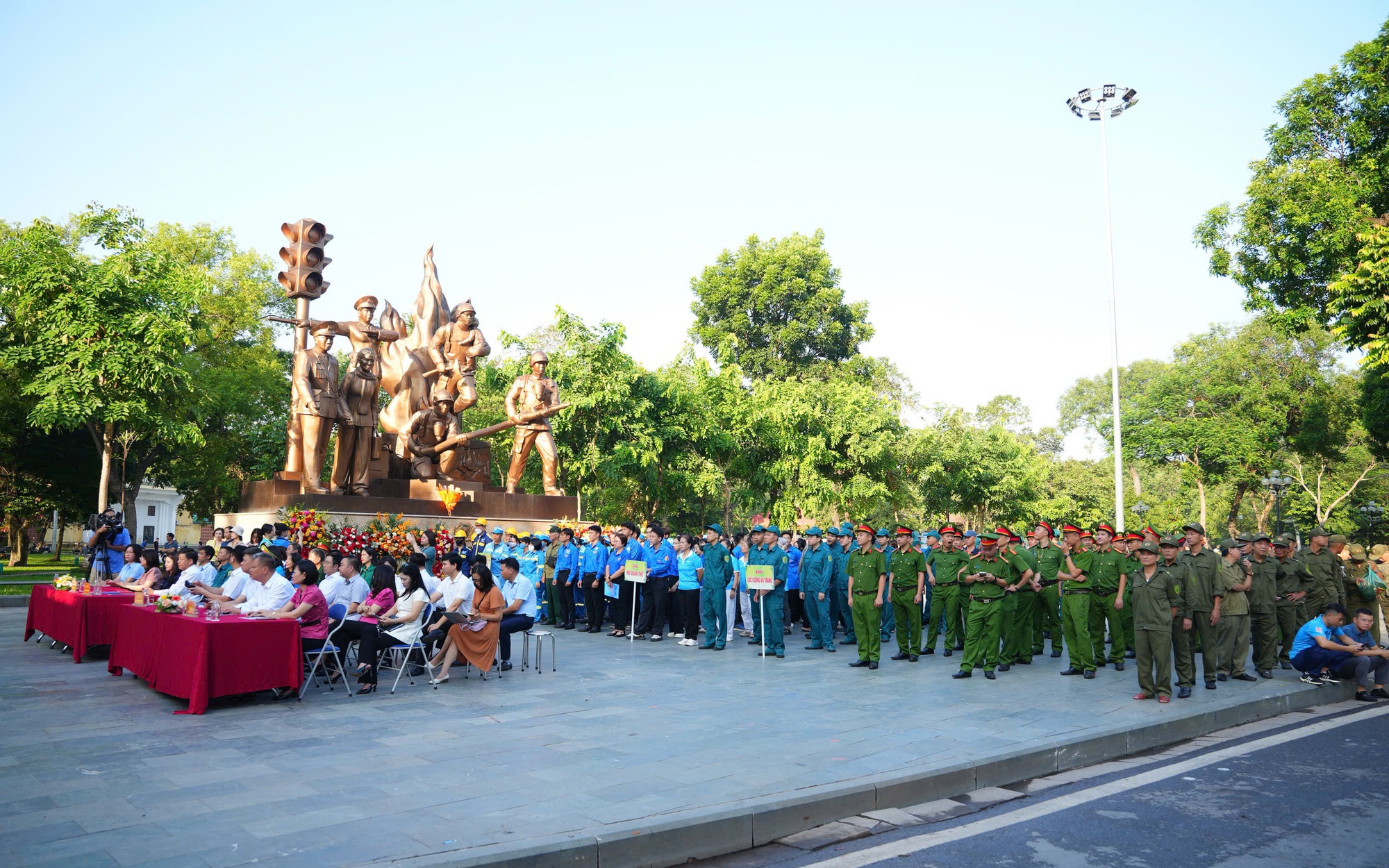Đại biểu và cán bộ, công chức, Nhân dân phường Hai Bà Trưng dự Lễ ra quân