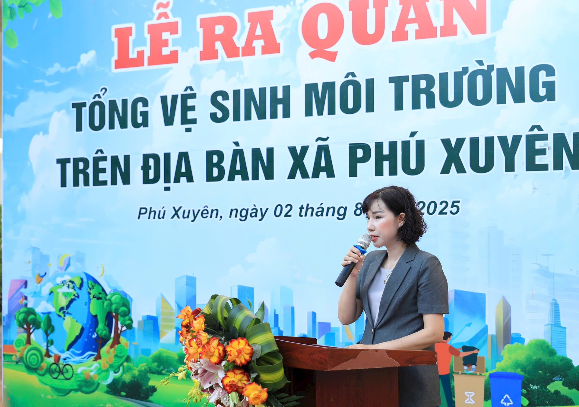 Phó Bí thư Thường trực Thành ủy Nguyễn Văn Phong tham gia tổng vệ sinh môi trường tại xã Phú Xuyên- Ảnh 2.