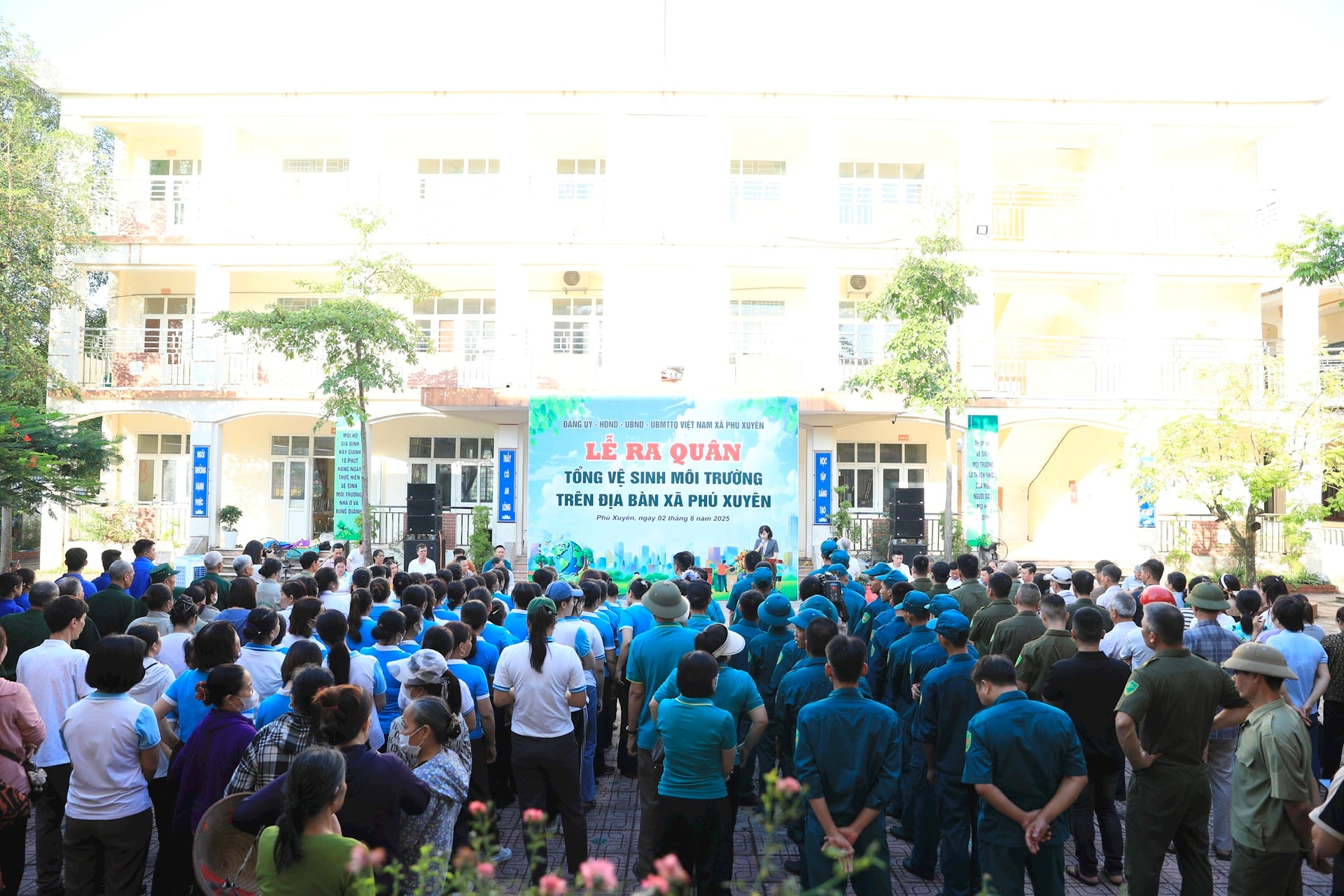 Phó Bí thư Thường trực Thành ủy Nguyễn Văn Phong tham gia tổng vệ sinh môi trường tại xã Phú Xuyên- Ảnh 1.