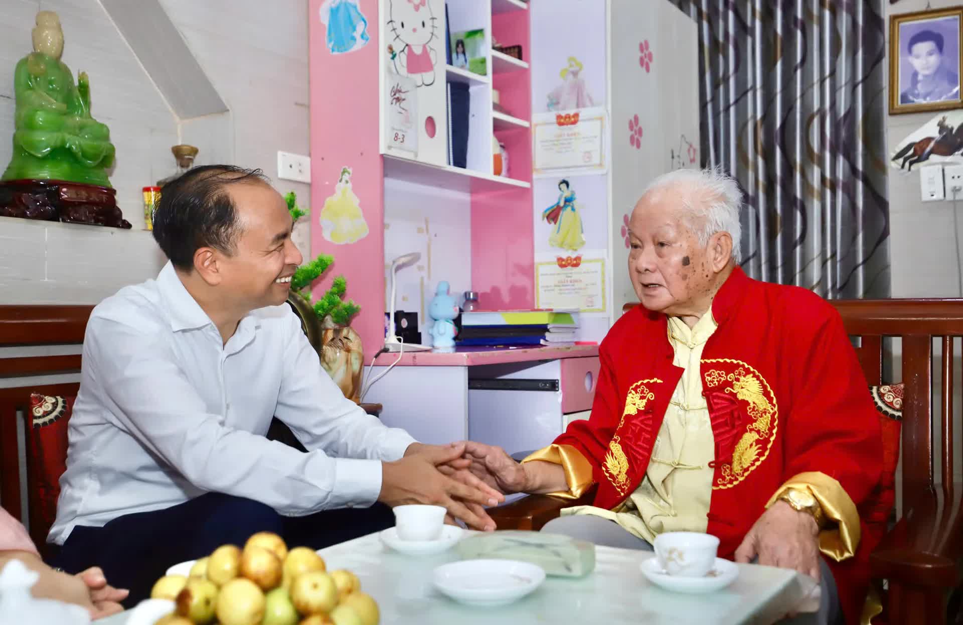 Bí thư Đảng ủy phường Tây Hồ Nguyễn Đình Khuyến thăm, tặng quà người có công nhân dịp 2/9- Ảnh 3.