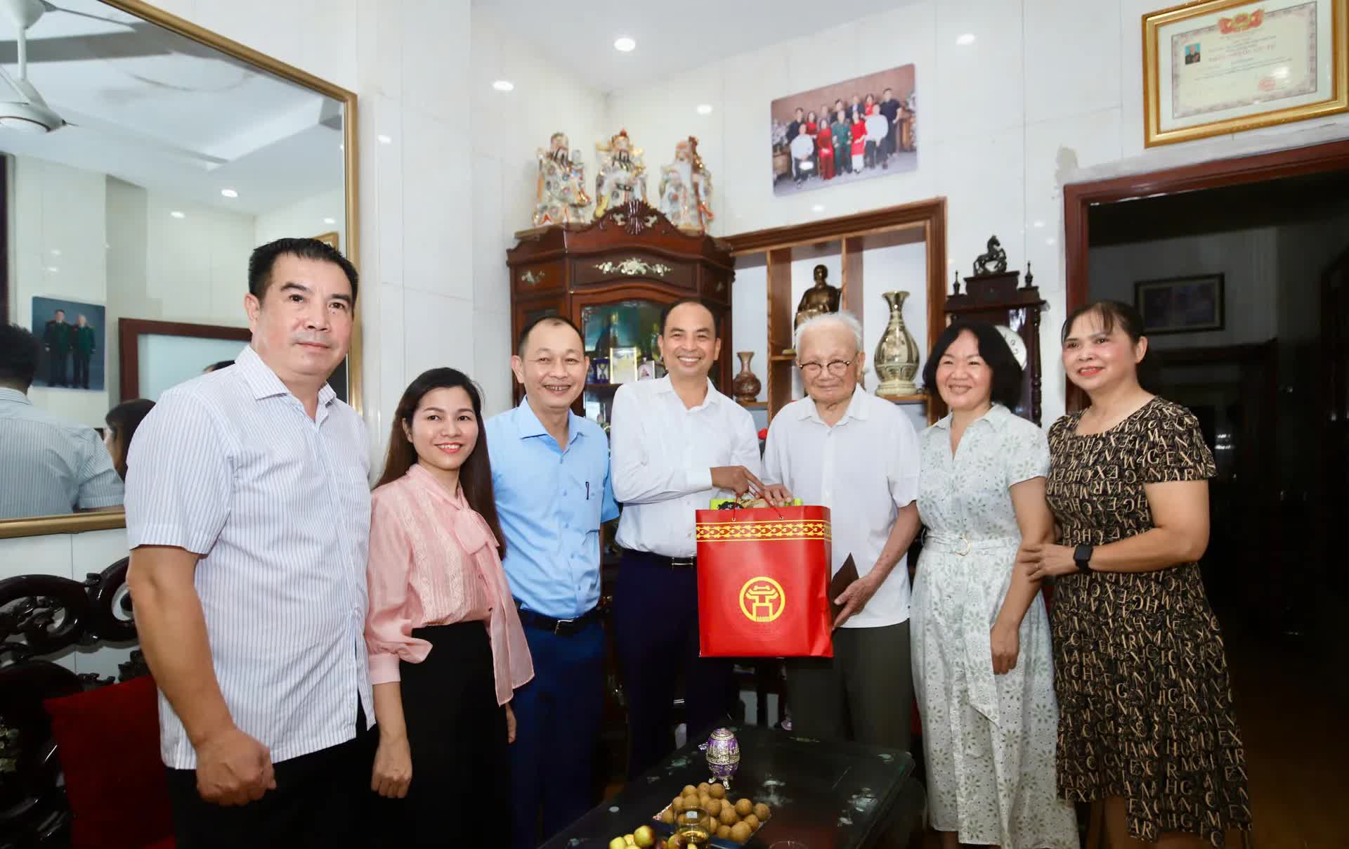 Bí thư Đảng ủy phường Tây Hồ Nguyễn Đình Khuyến thăm, tặng quà người có công nhân dịp 2/9- Ảnh 4.