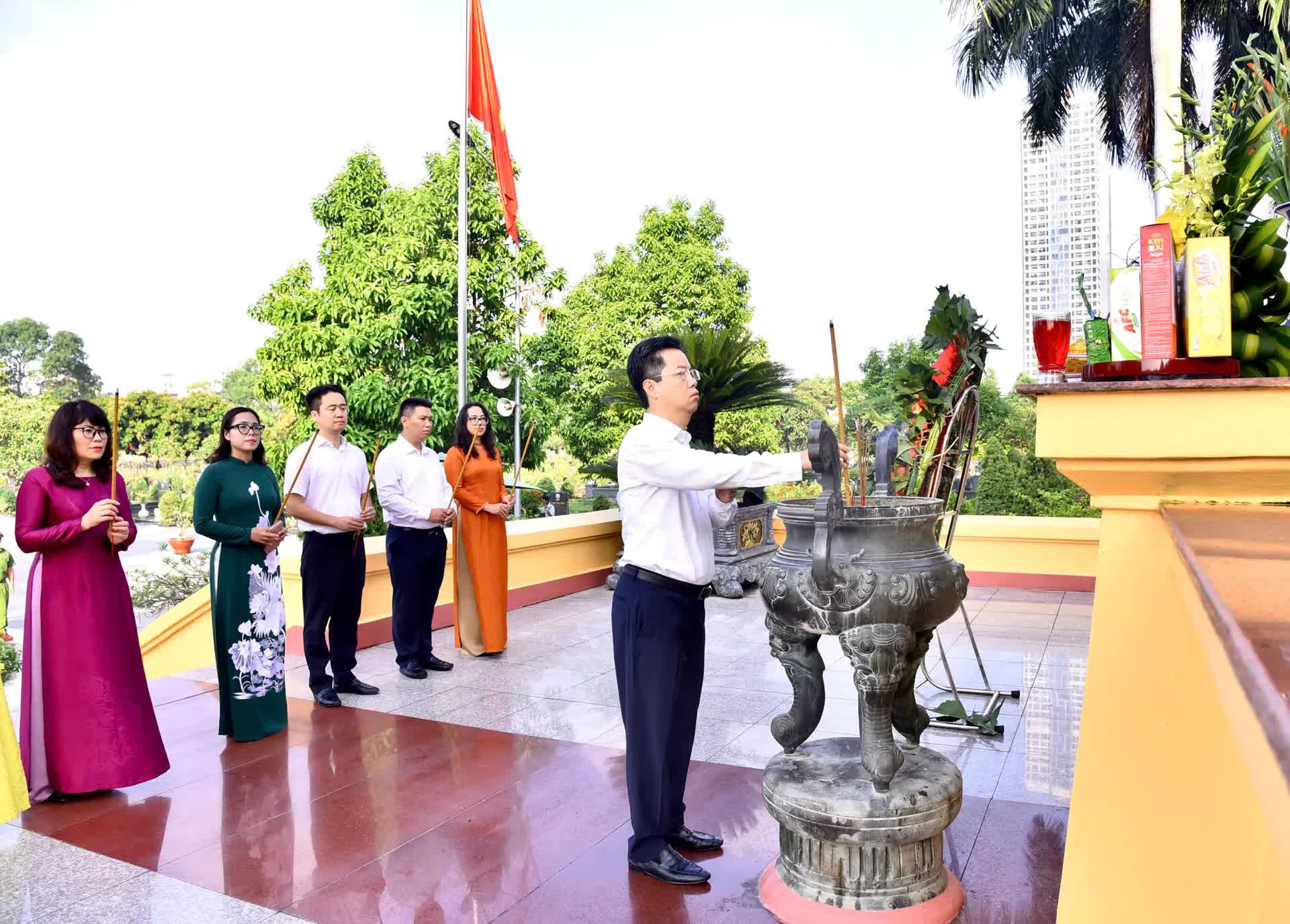 Phường Hoàn Kiếm dâng hương tưởng nhớ các Anh hùng liệt sĩ- Ảnh 1.