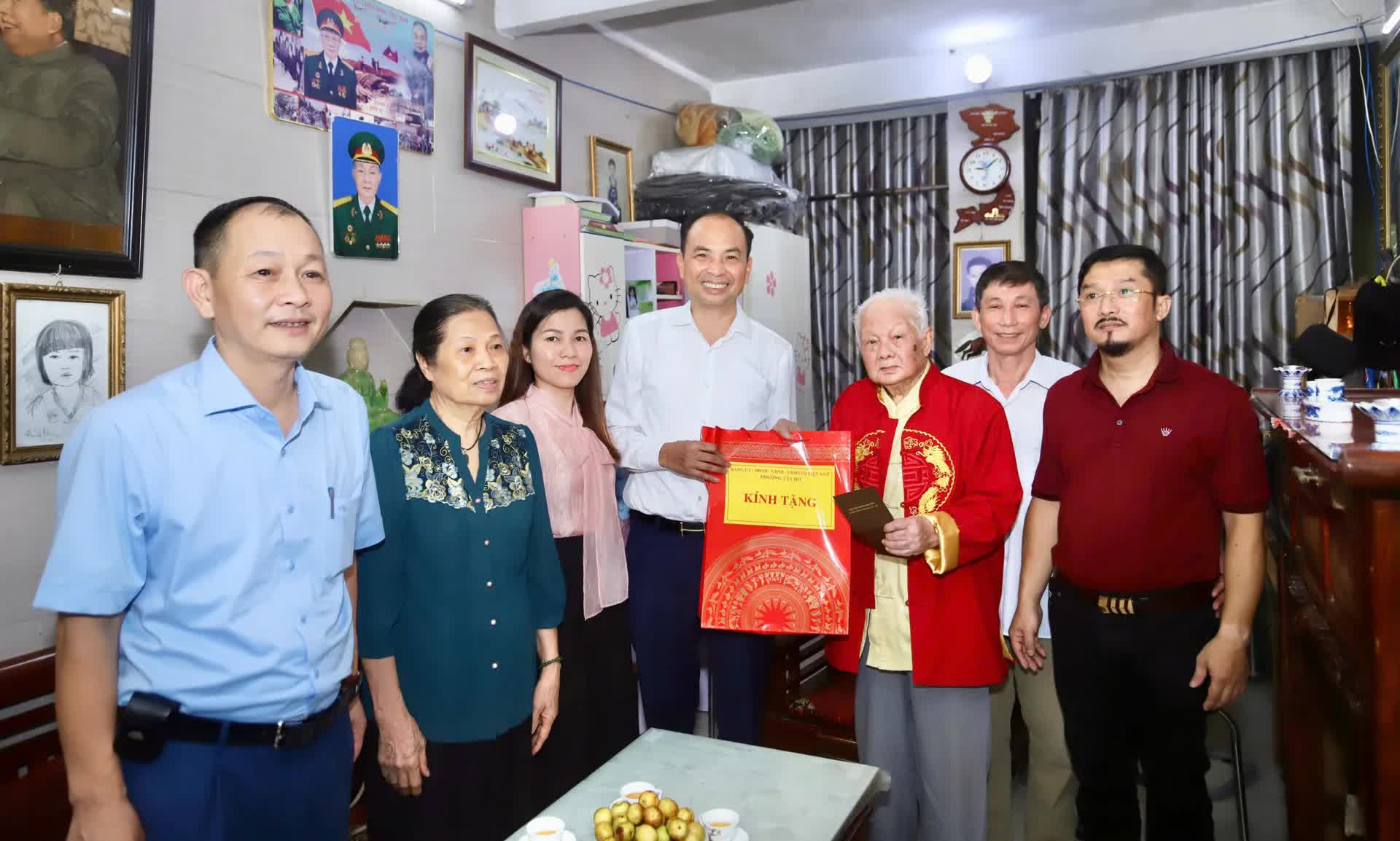 Bí thư Đảng ủy phường Tây Hồ Nguyễn Đình Khuyến thăm, tặng quà người có công nhân dịp 2/9- Ảnh 1.