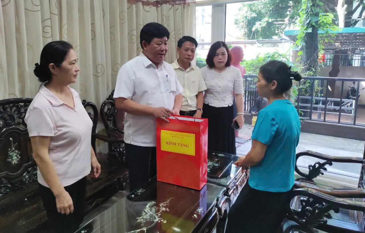 Bí thư Đảng ủy phường Tây Hồ Nguyễn Đình Khuyến thăm, tặng quà người có công nhân dịp 2/9- Ảnh 7.