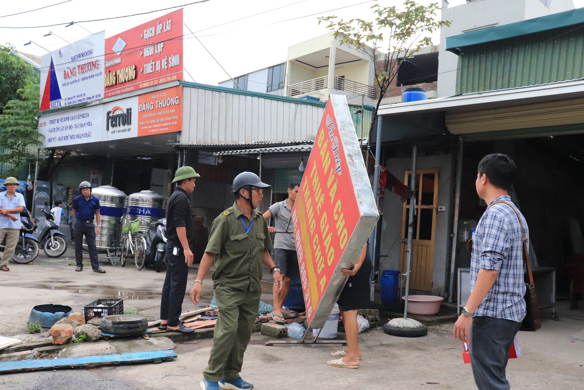Xã Phú Nghĩa: Ra quân giải tỏa hành lang, chống lấn chiếm vỉa hè, lòng, lề đường- Ảnh 1.
