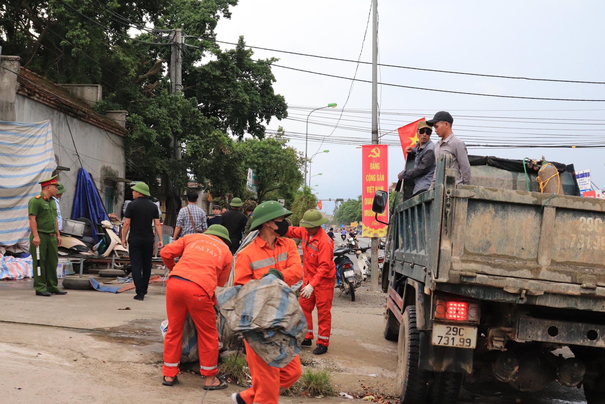 Xã Phú Nghĩa: Ra quân giải tỏa hành lang, chống lấn chiếm vỉa hè, lòng, lề đường- Ảnh 3.