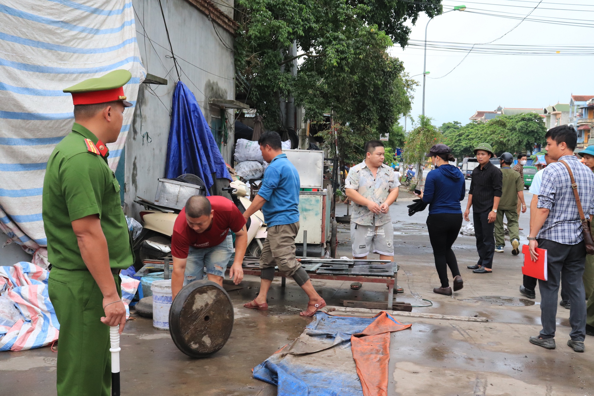 Xã Phú Nghĩa: Ra quân giải tỏa hành lang, chống lấn chiếm vỉa hè, lòng, lề đường- Ảnh 2.