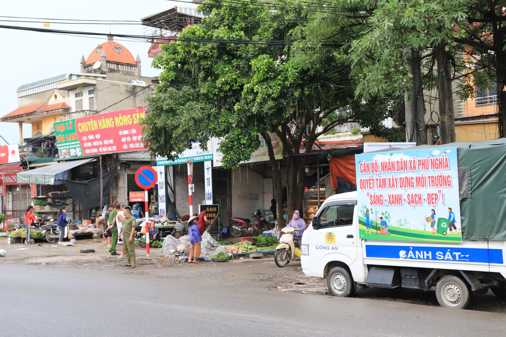 Xã Phú Nghĩa: Ra quân giải tỏa hành lang, chống lấn chiếm vỉa hè, lòng, lề đường- Ảnh 7.