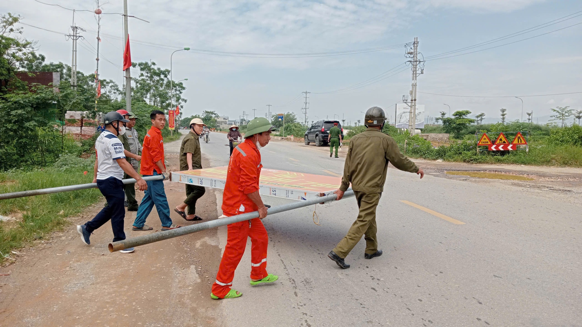 Xã Phú Nghĩa: Ra quân giải tỏa hành lang, chống lấn chiếm vỉa hè, lòng, lề đường- Ảnh 6.