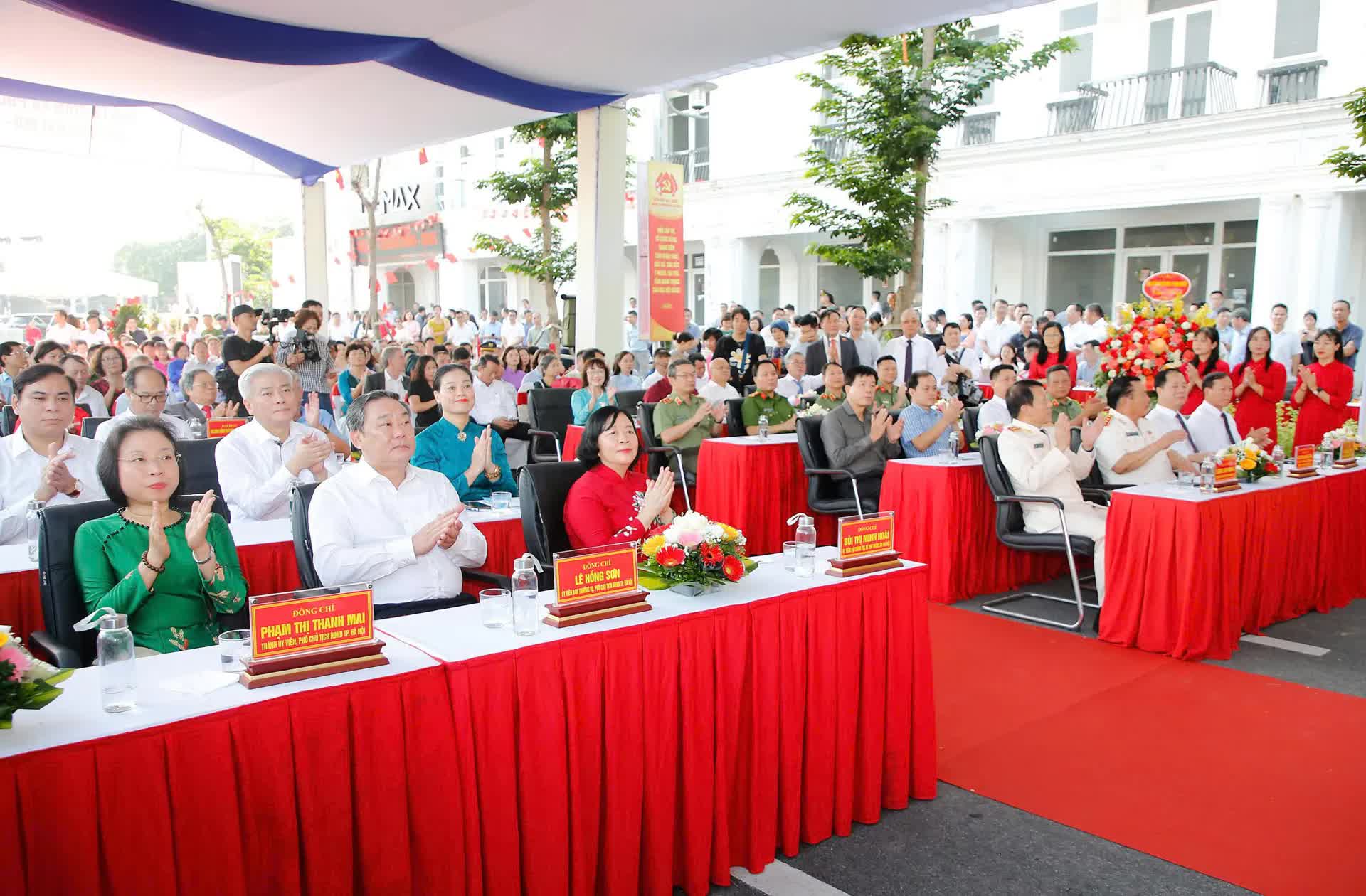 Gắn biển tên 2 tuyến phố Lê Giản và Bạch Thành Phong- Ảnh 1.