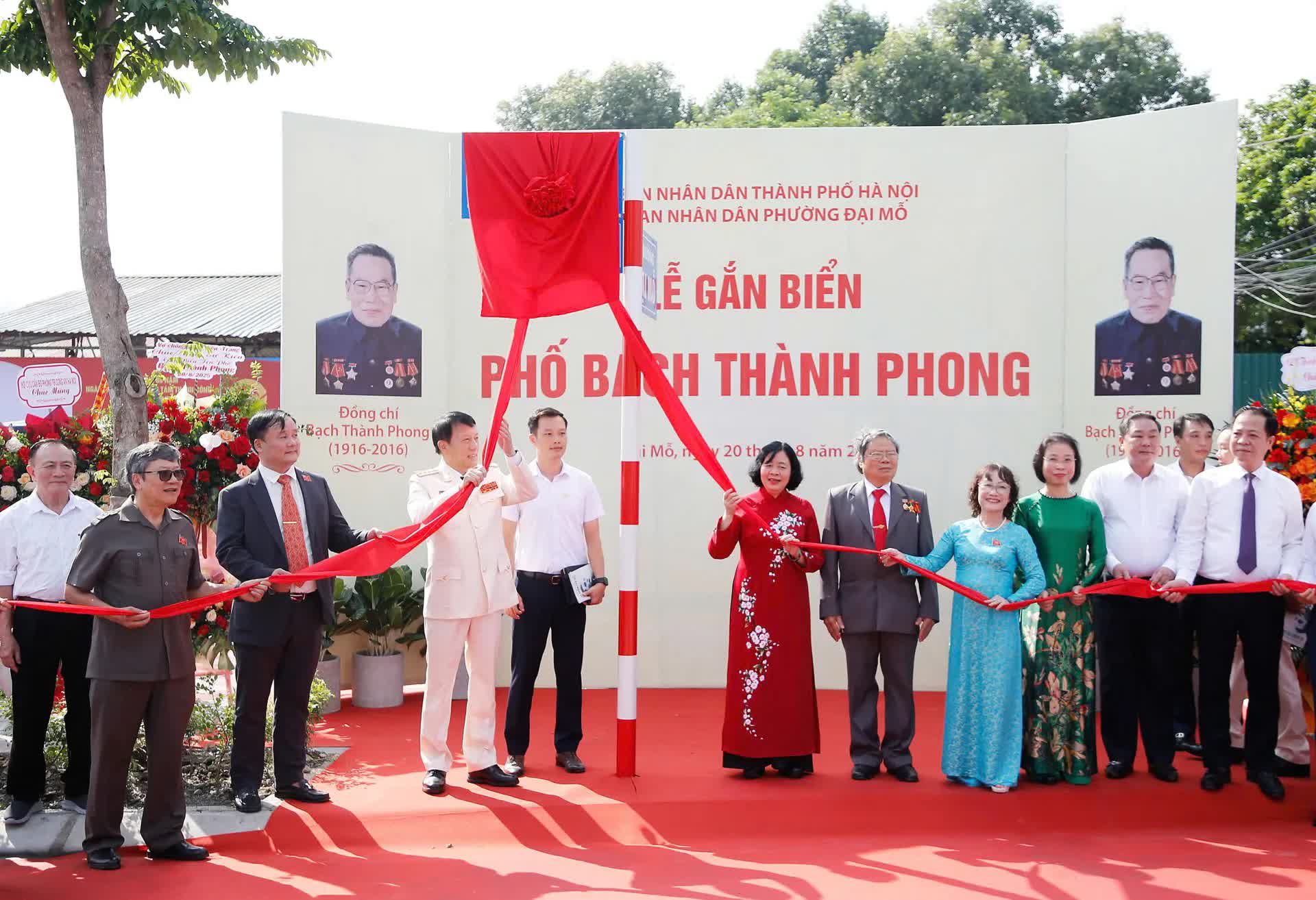 Gắn biển tên 2 tuyến phố Lê Giản và Bạch Thành Phong- Ảnh 2.