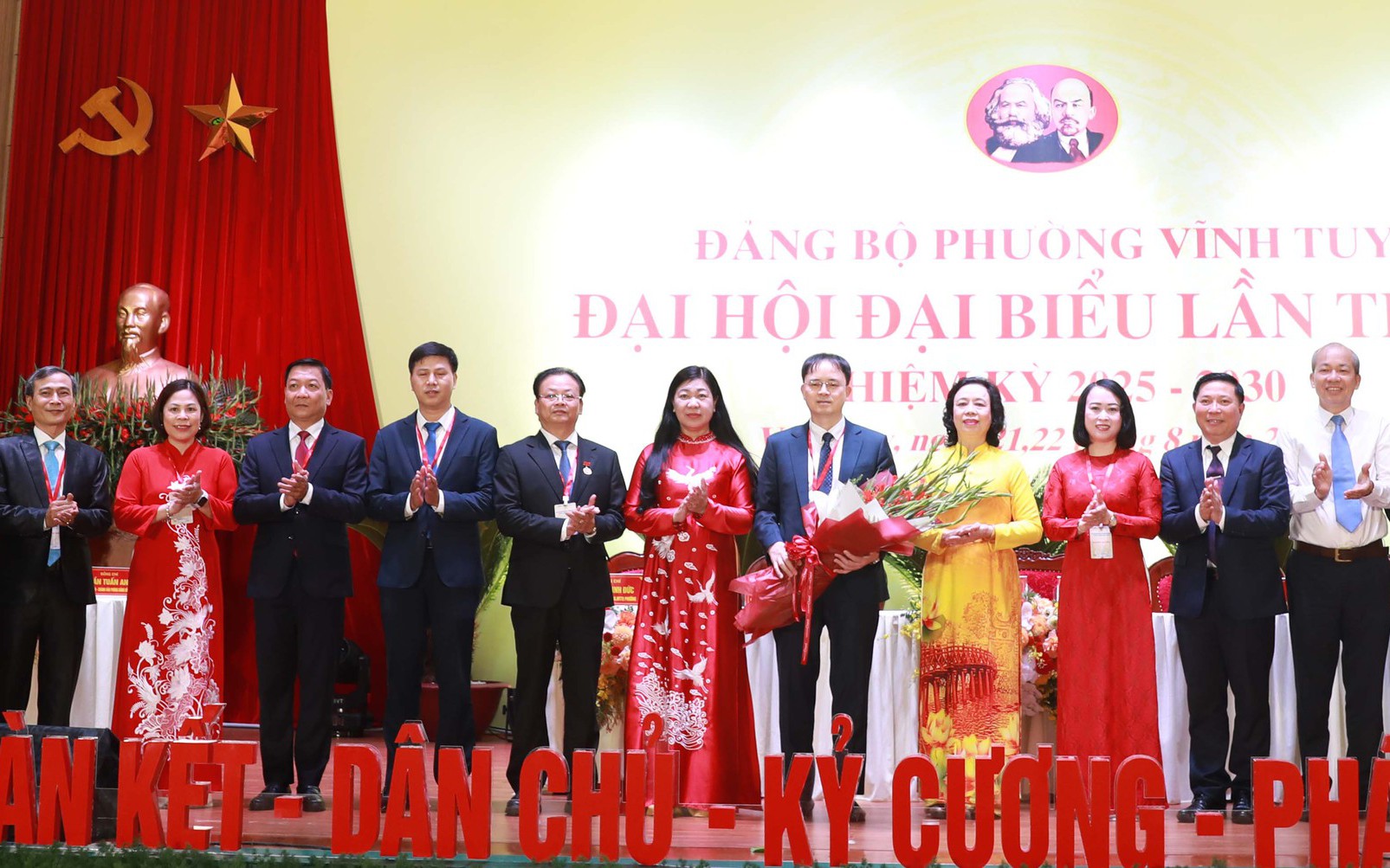 Chủ tịch Ủy ban MTTQ Việt Nam Thành phố Nguyễn Lan Hương và các đại biểu tặng hoa chúc mừng Ban Chấp hành Đảng bộ phường Vĩnh Tuy, nhiệm kỳ 2025-2030
