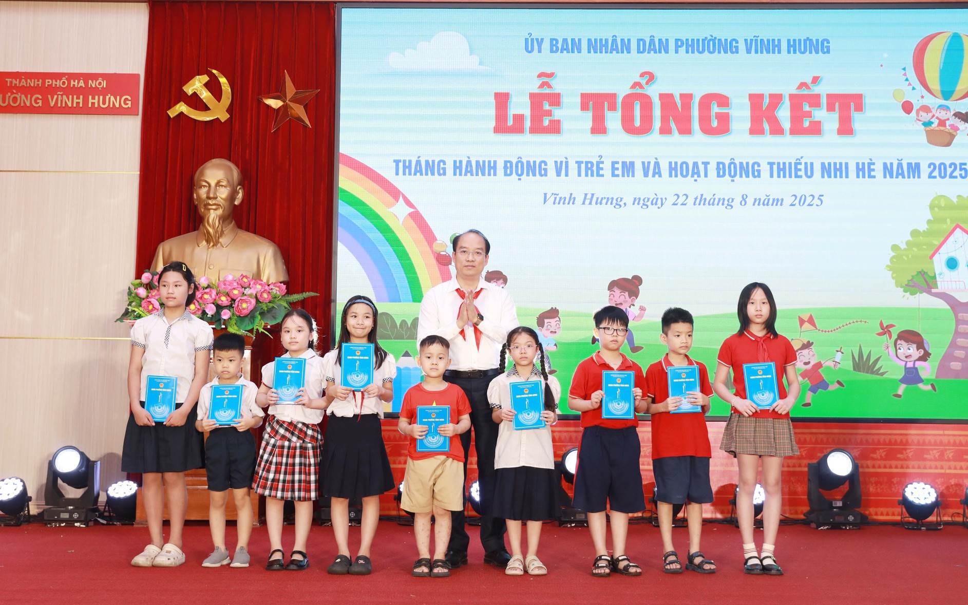Phó Bí thư Thường trực Đảng ủy phường Vĩnh Hưng Nguyễn Anh Tuấn trao quà cho các em có hoàn cảnh khó khăn vươn lên trong học tập