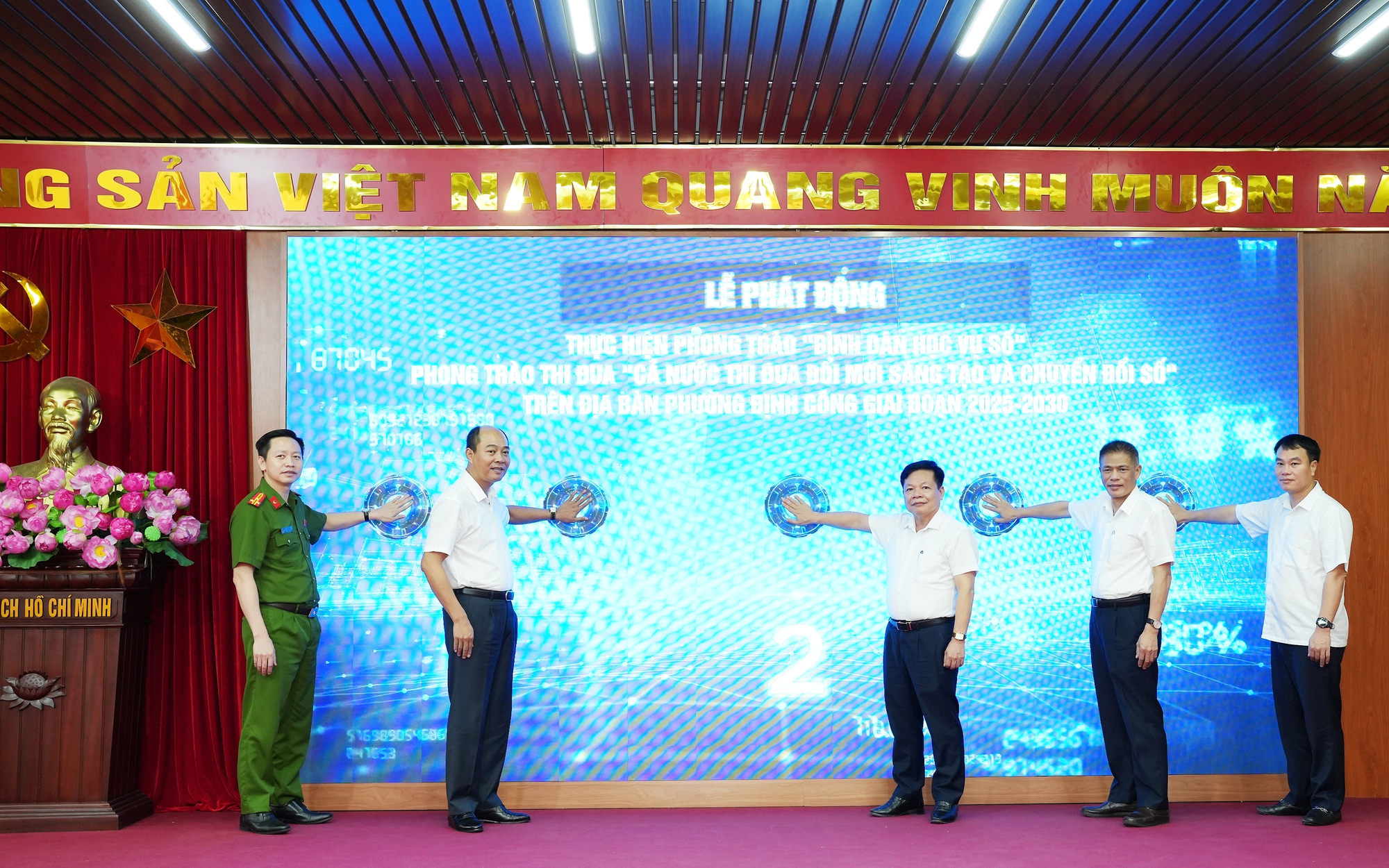 Các đại biểu Chạm tay vào biểu tượng số hóa để khởi động phong trào