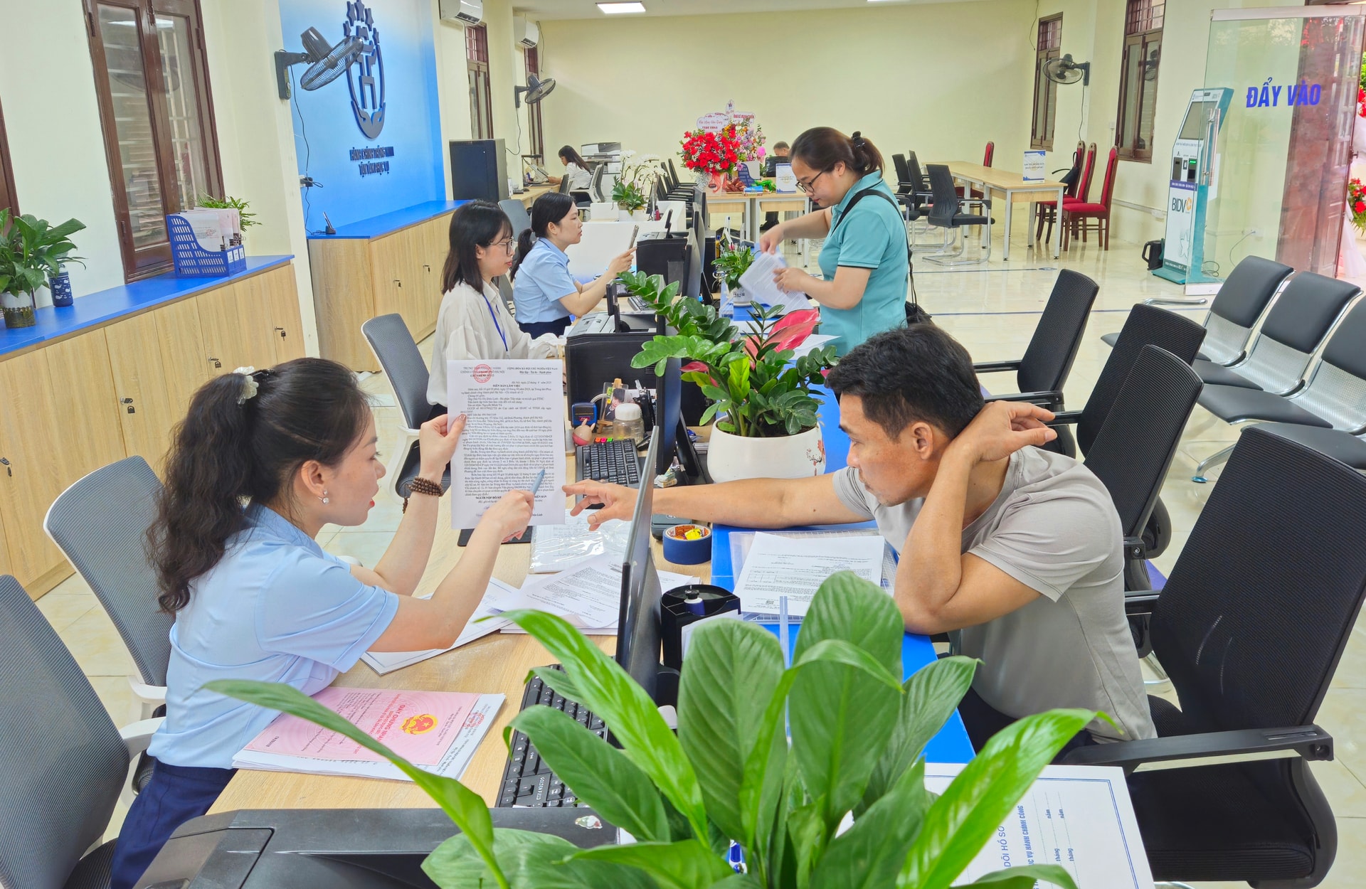 Trung tâm Phục vụ hành chính công Thành phố: Đột phá về dịch vụ hành chính công trực tuyến- Ảnh 4.