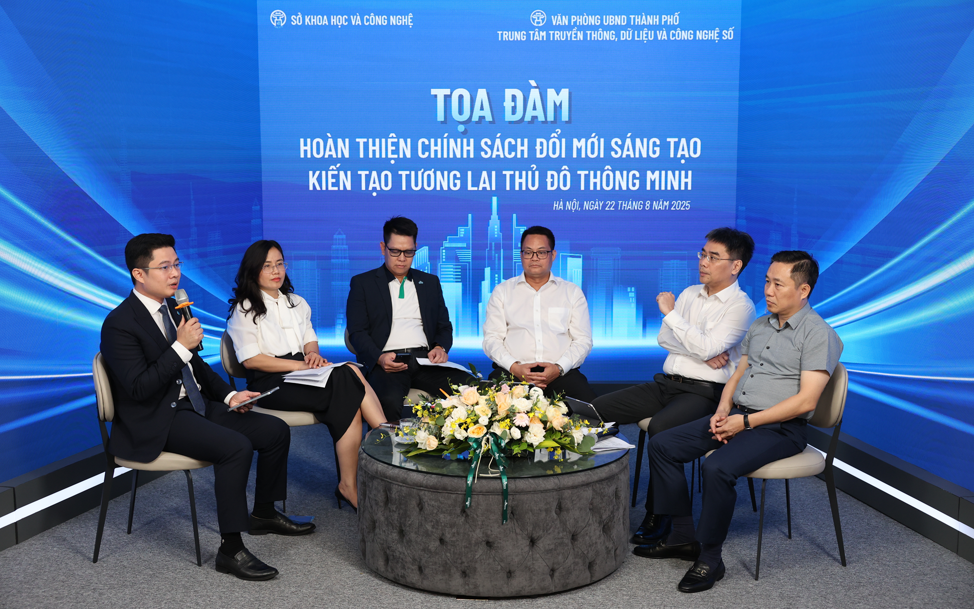 Các đại biểu tham dự buổi tọa đàm